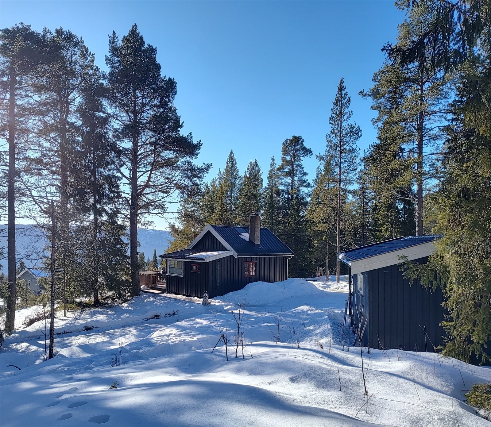 Eiendommen er beliggende fritt og fint til på en stor tomt med gode solforhold og flott utsikt! Galleribilde