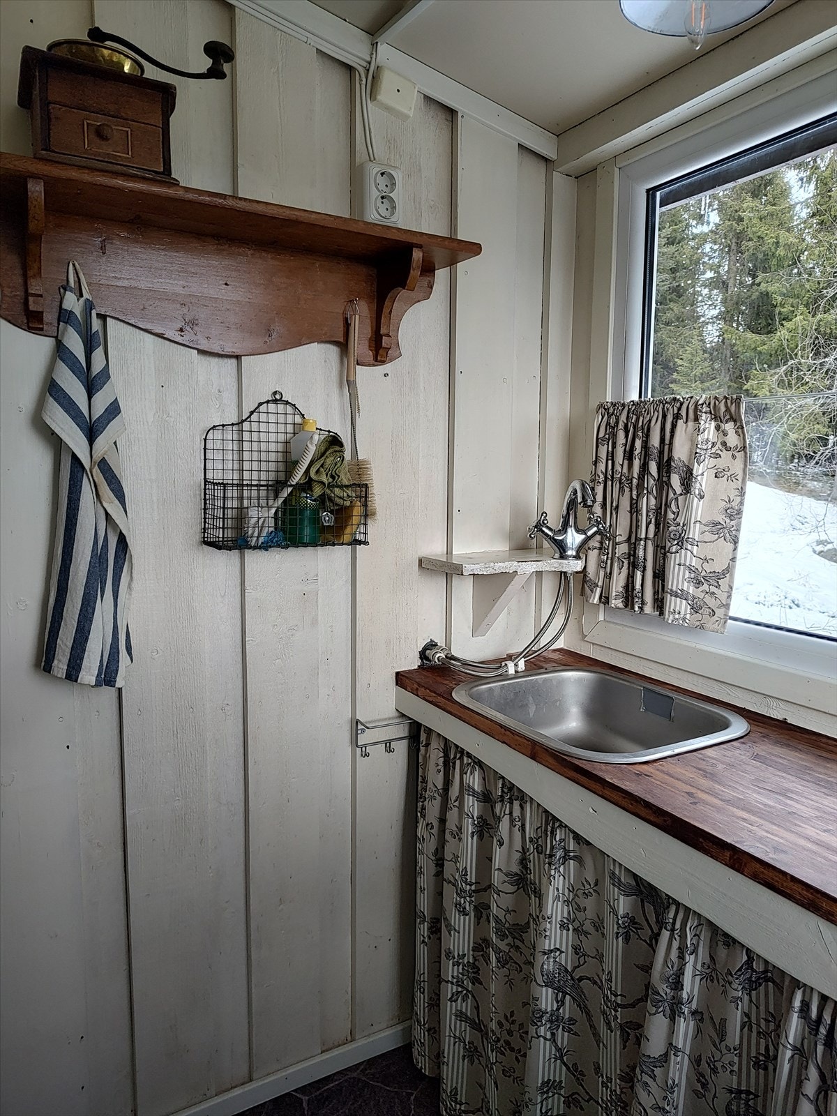 Utslagsvask som er tilkoblet vanndunk og varmtvannsbeholder. Galleribilde