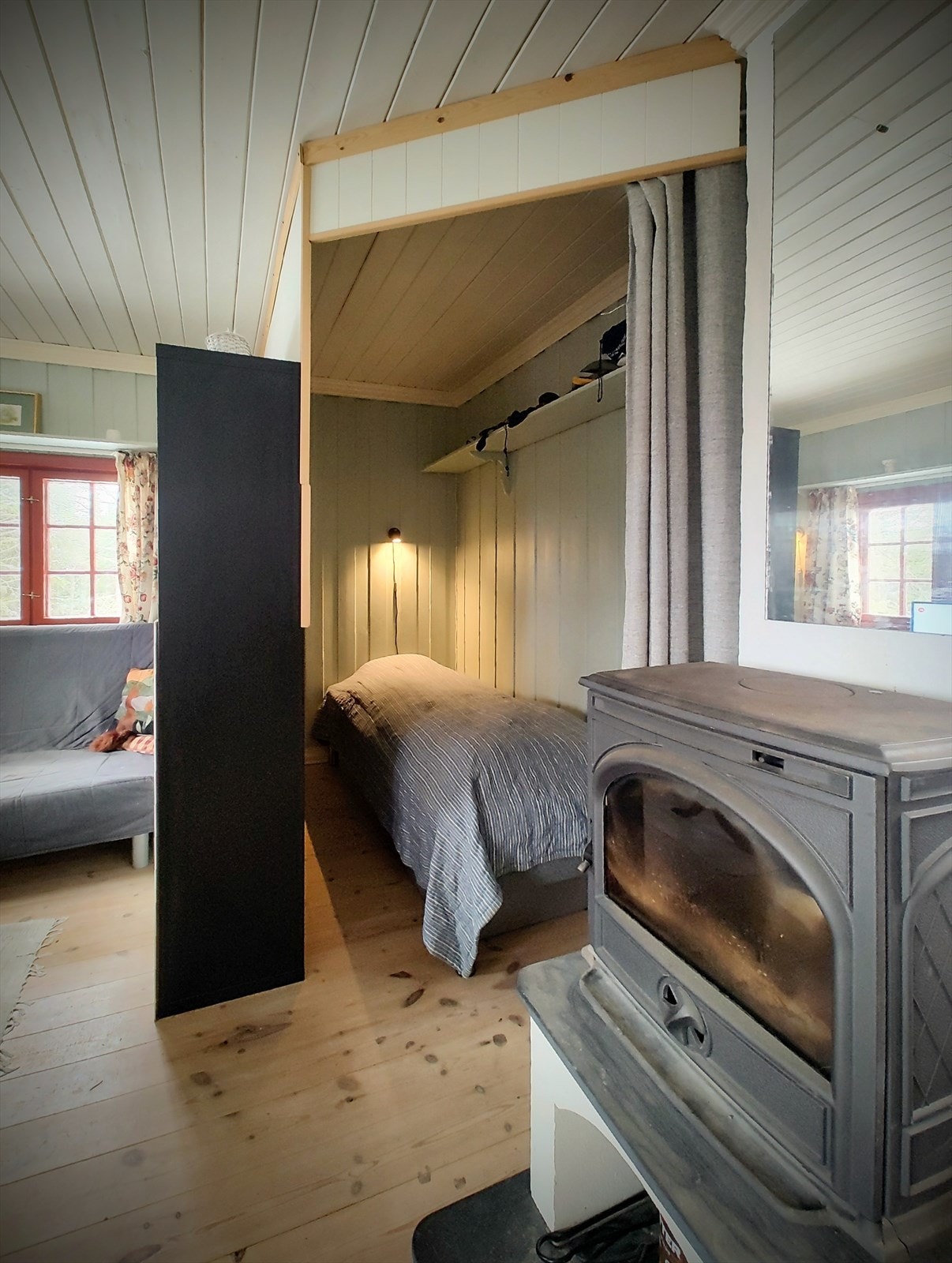 Det er tillaget en hyggelig sovealkove. Galleribilde