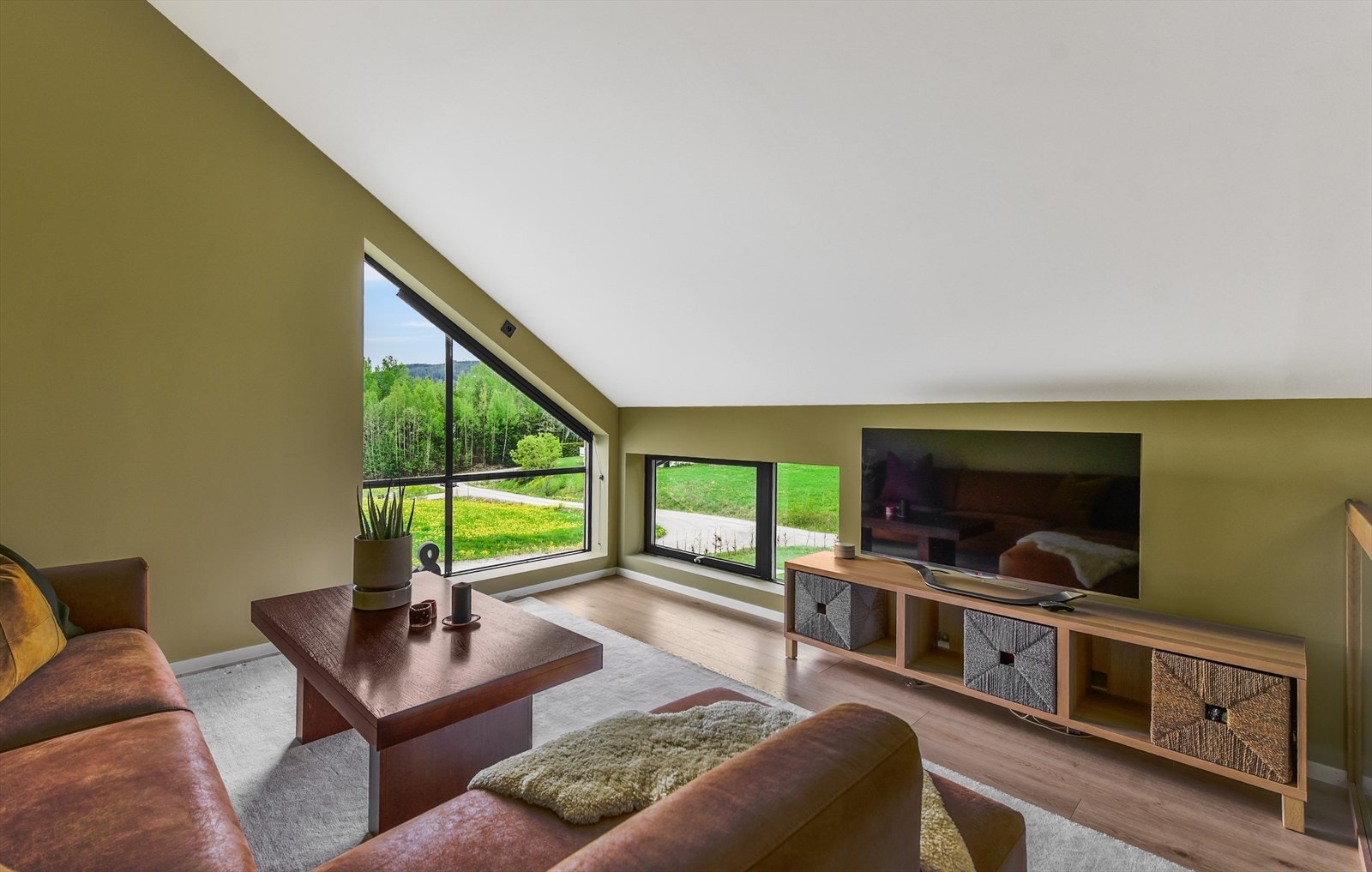 Huset har unik arkitektur og smarte løsninger. Derfor er også den viktige bodplassen ivaretatt, med gode lagringsmuligheter i begge etasjene. Galleribilde