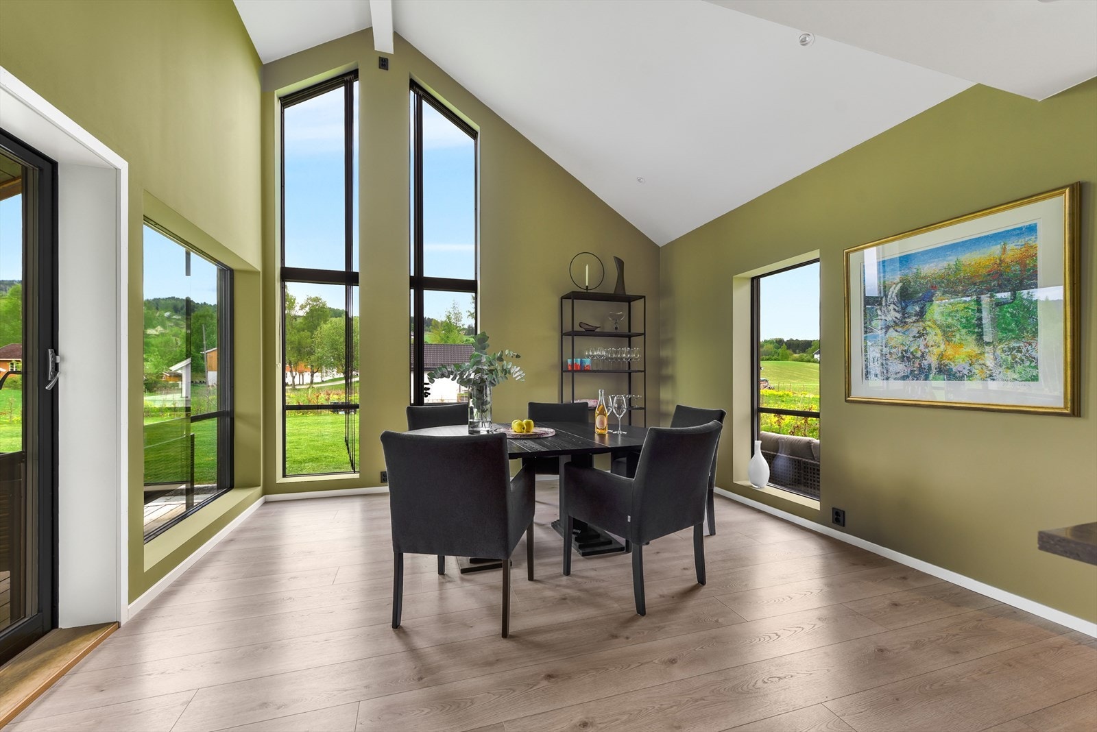 Store vindusflater sørger for rikelig med naturlig lys, og en åpen stue- og kjøkkenløsning skaper en luftig og sosial atmosfære. Galleribilde