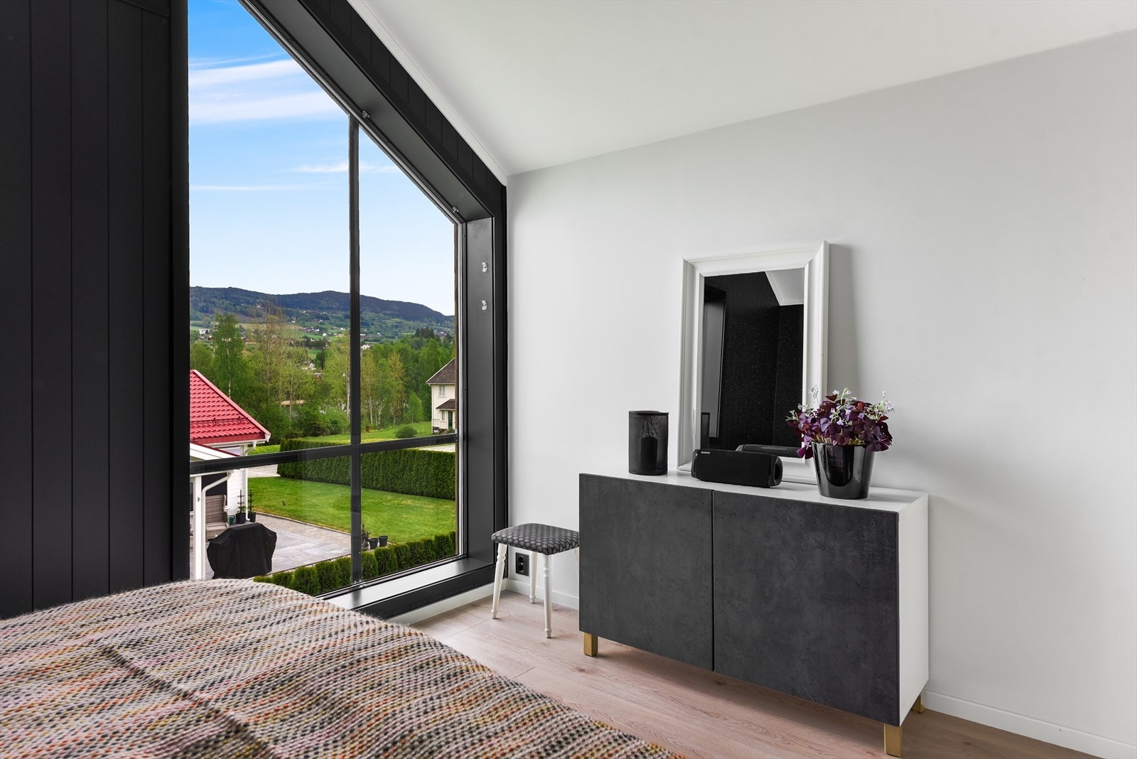 Huset har totalt fire soverom, et av dem med tilknytning til et elegant walk-in closet Galleribilde