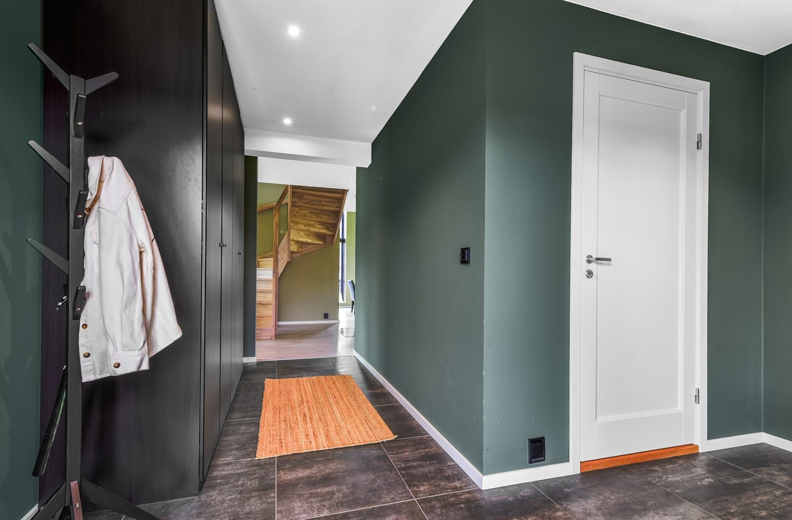 Boligen har en gjennomtenkt planløsning med fire soverom og to bad, i tillegg til eget vaskerom Galleribilde