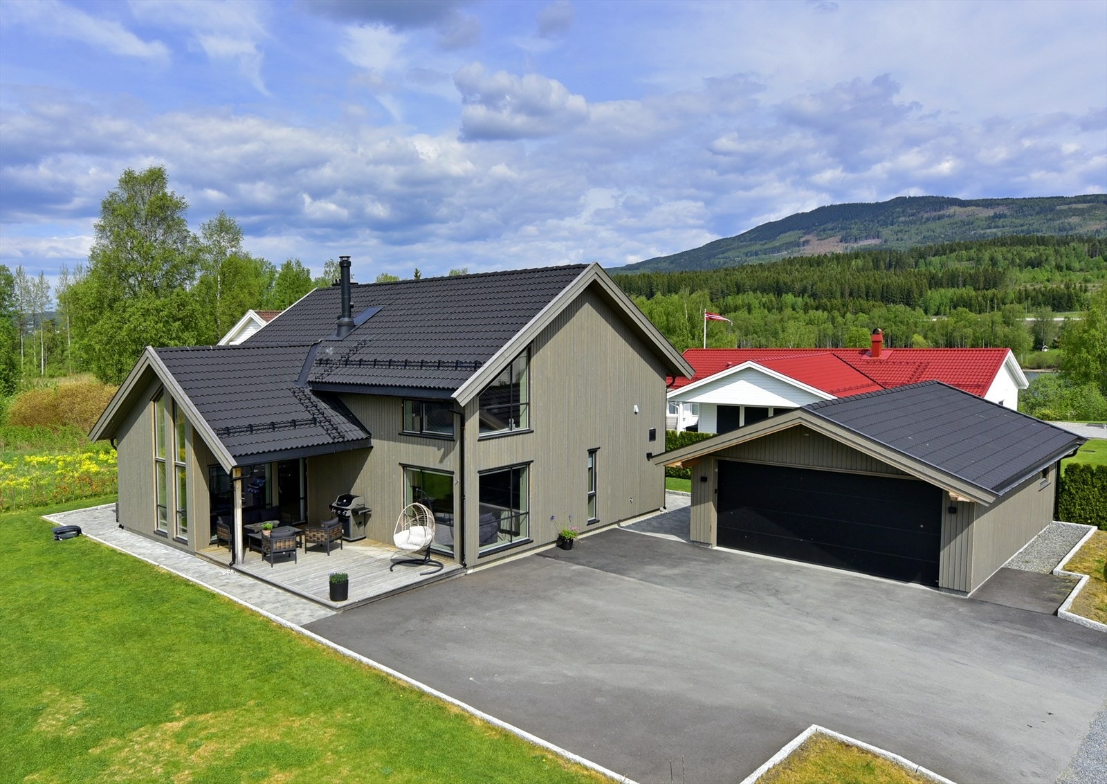 Velkommen til en flott, moderne enebolig med attraktiv beliggenhet nær Gran sentrum. Galleribilde