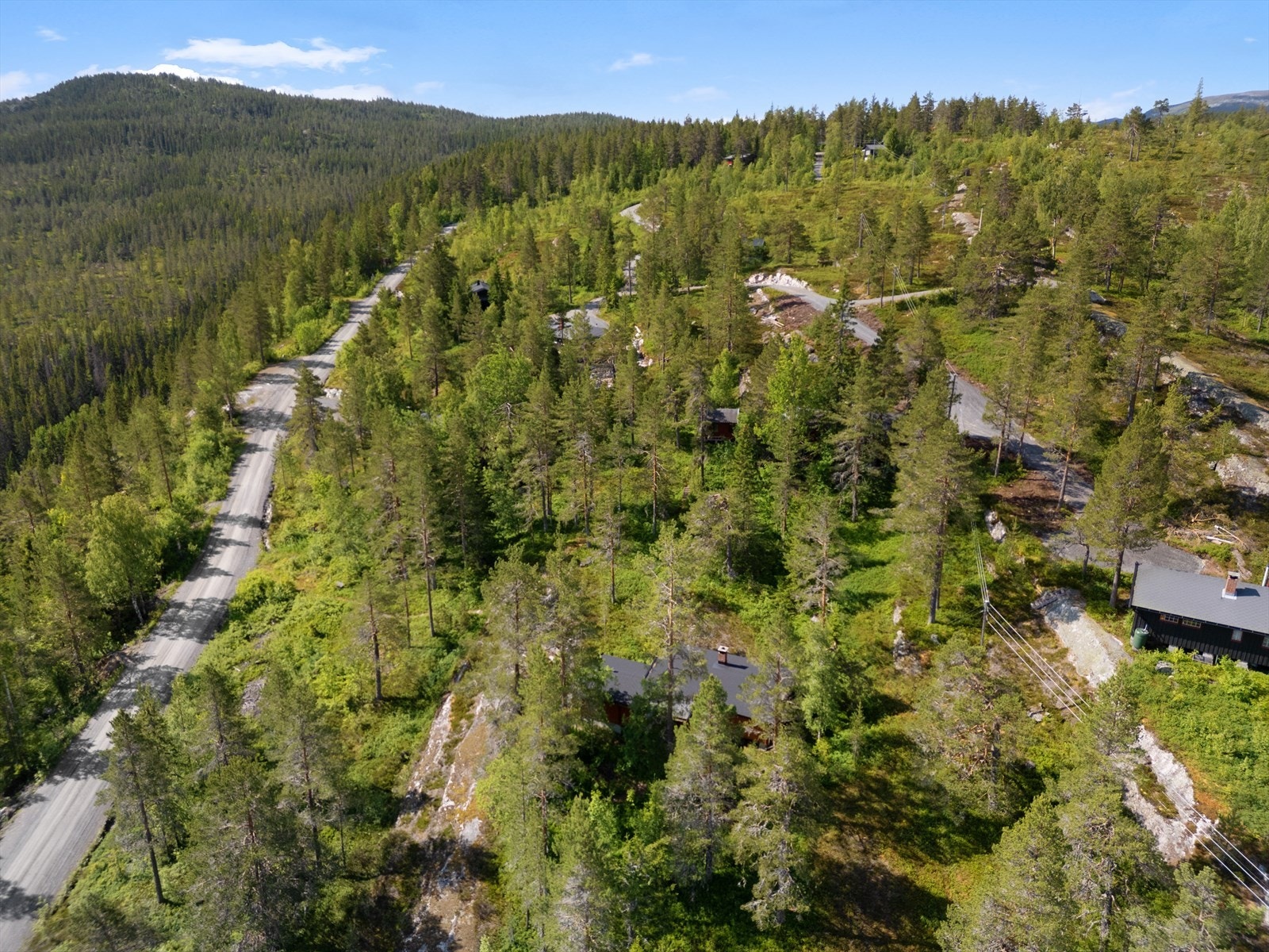 Eiendommen har ikke adkomst via veg, bare over gangsti. Det er mellom 50-100 meter å gå fra veien og til hytta. Galleribilde
