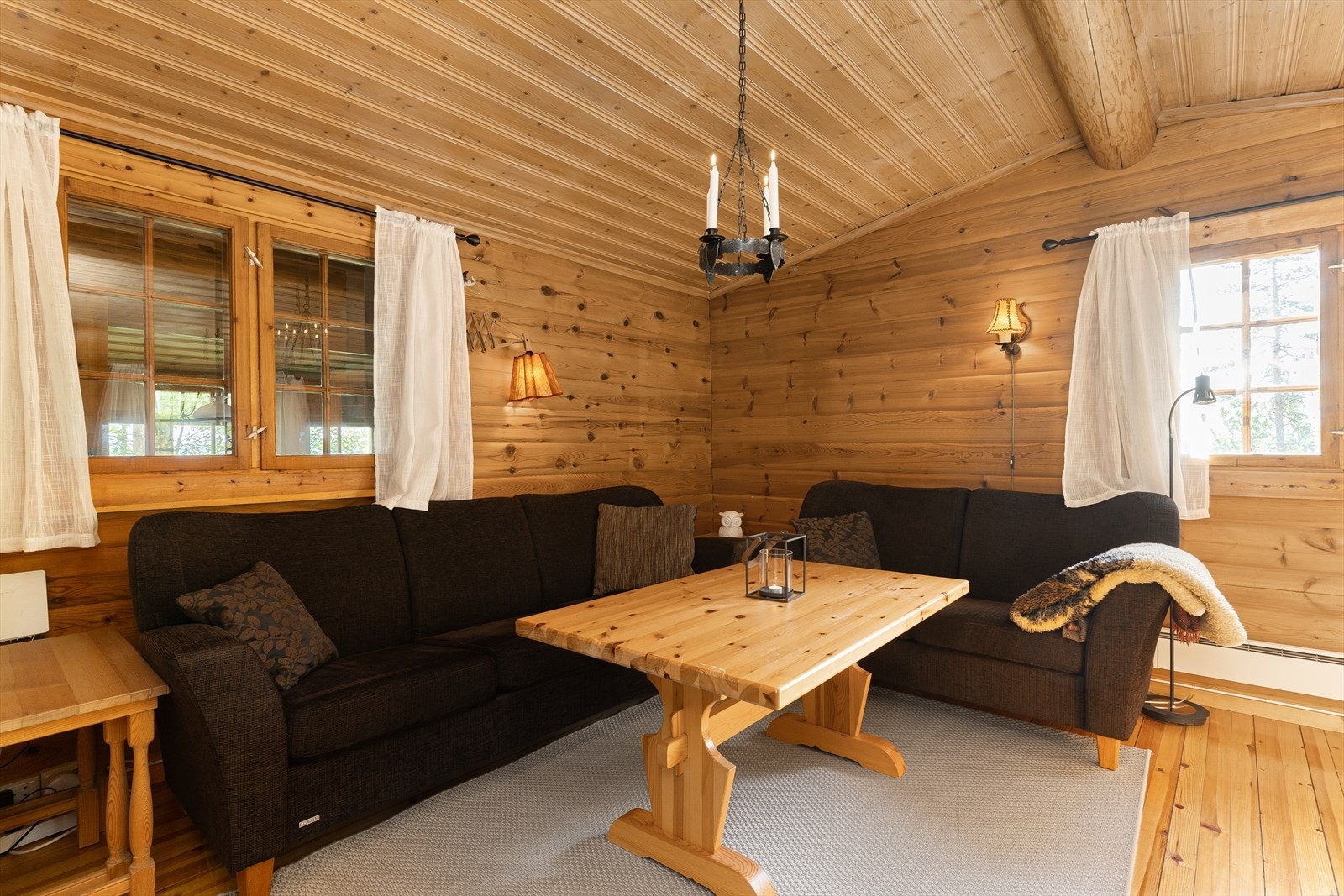 Det er rom for en sofakrok og spisebord i tilknytning til kjøkkenet. Galleribilde