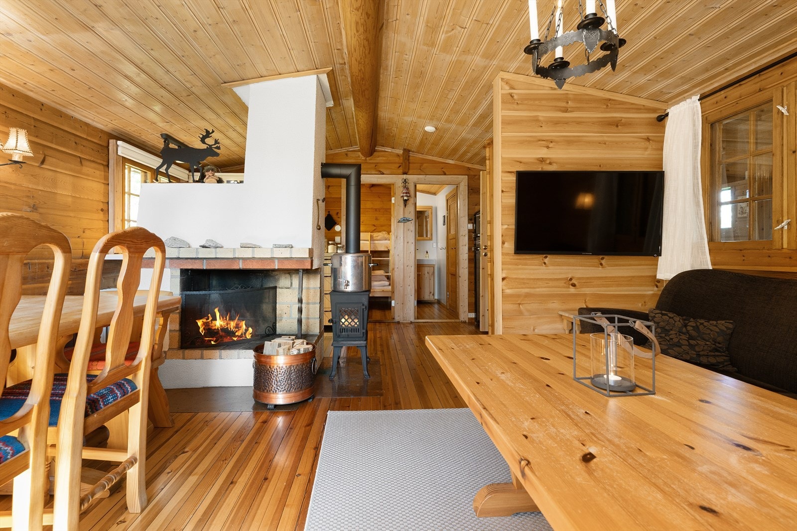 Trivelig og varmende stue som ligger i åpen løsning mot kjøkkenet. Galleribilde