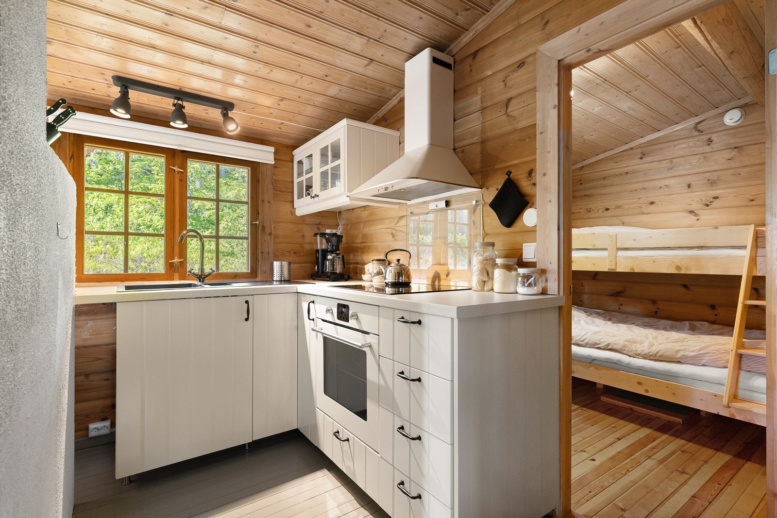 Det er kjøl/fryseskap, platetopp, stekeovn og komfyrvakt. Bak platetopp er det montert sprutsikker plate. Det er kjøkkenventilator med kullfilter. Galleribilde