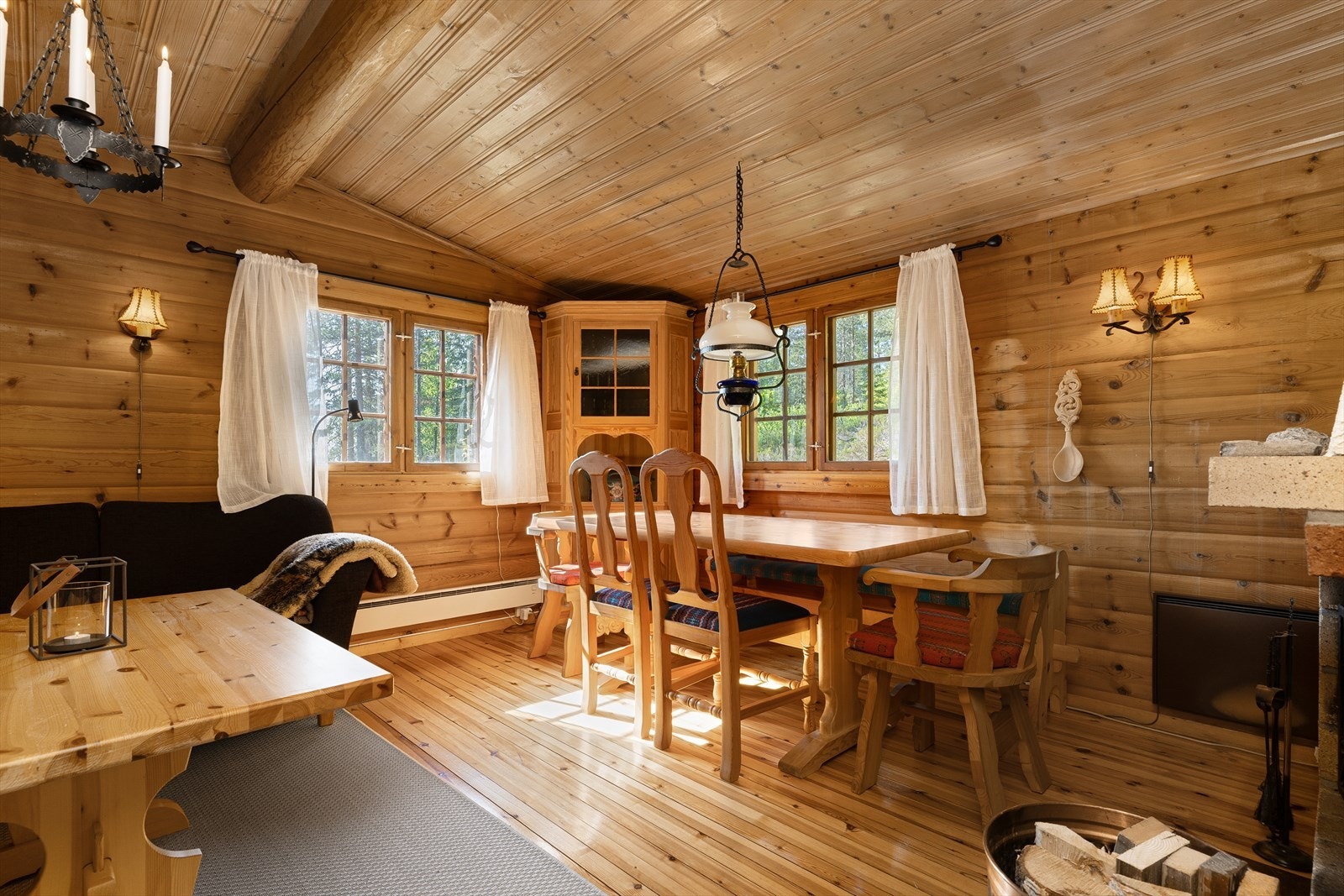 Spisestue, rundt bordet kan alle hyttegjester samles til et godt måltid eller en hyggelig runde kortspill. Galleribilde