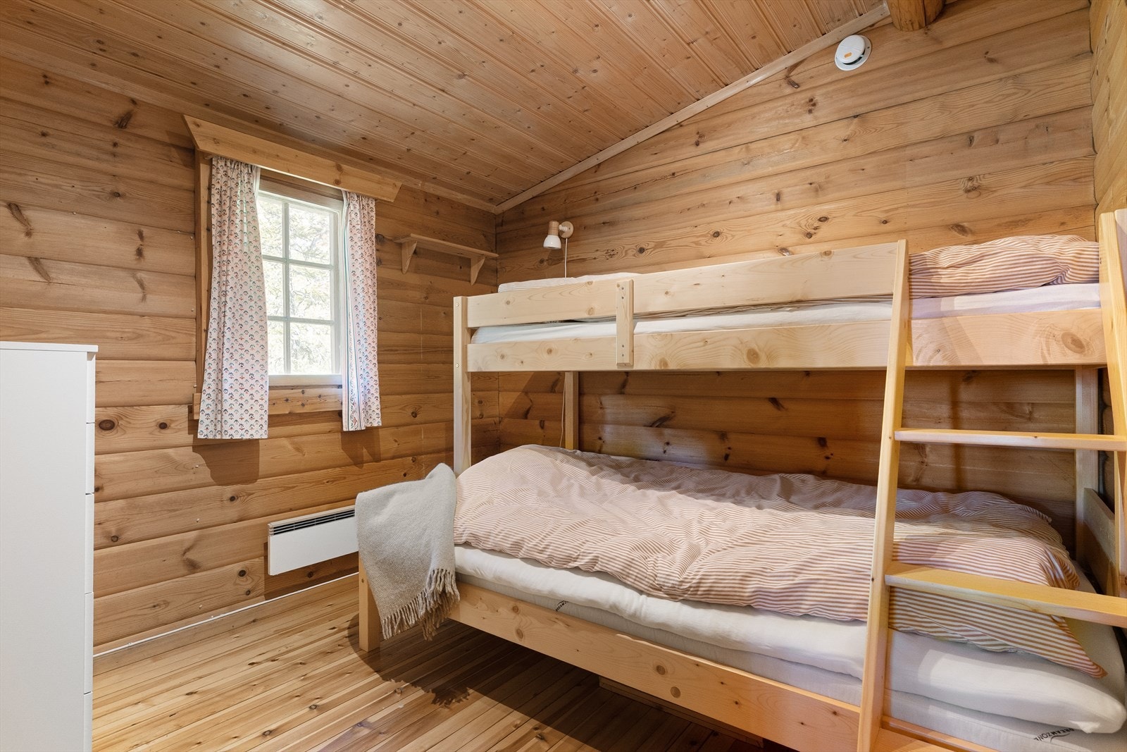 Soverommene er innredet med køyesenger for optimal utnyttelse og god plass til at gjester kan komme på hyttetur. Galleribilde