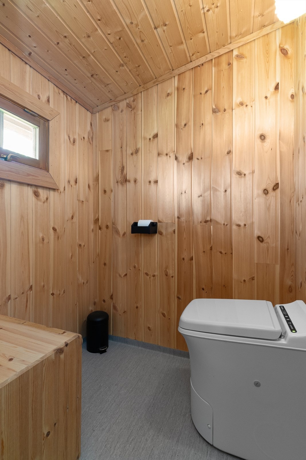 Toalettet er av typen Cinderella forbrenningstoalett. Galleribilde