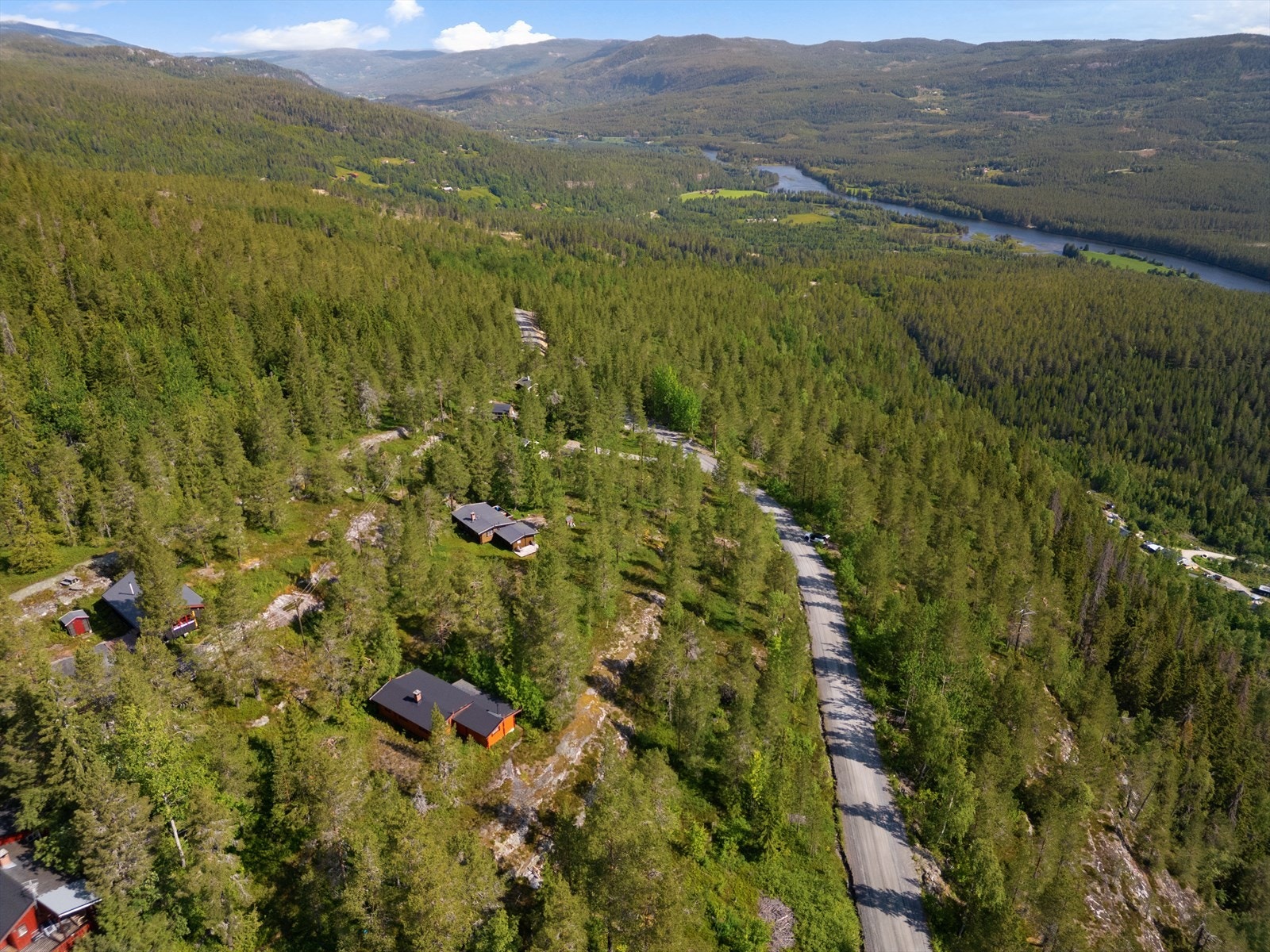 Hytta ligger idyllisk til i naturskjønne omgivelser. Galleribilde