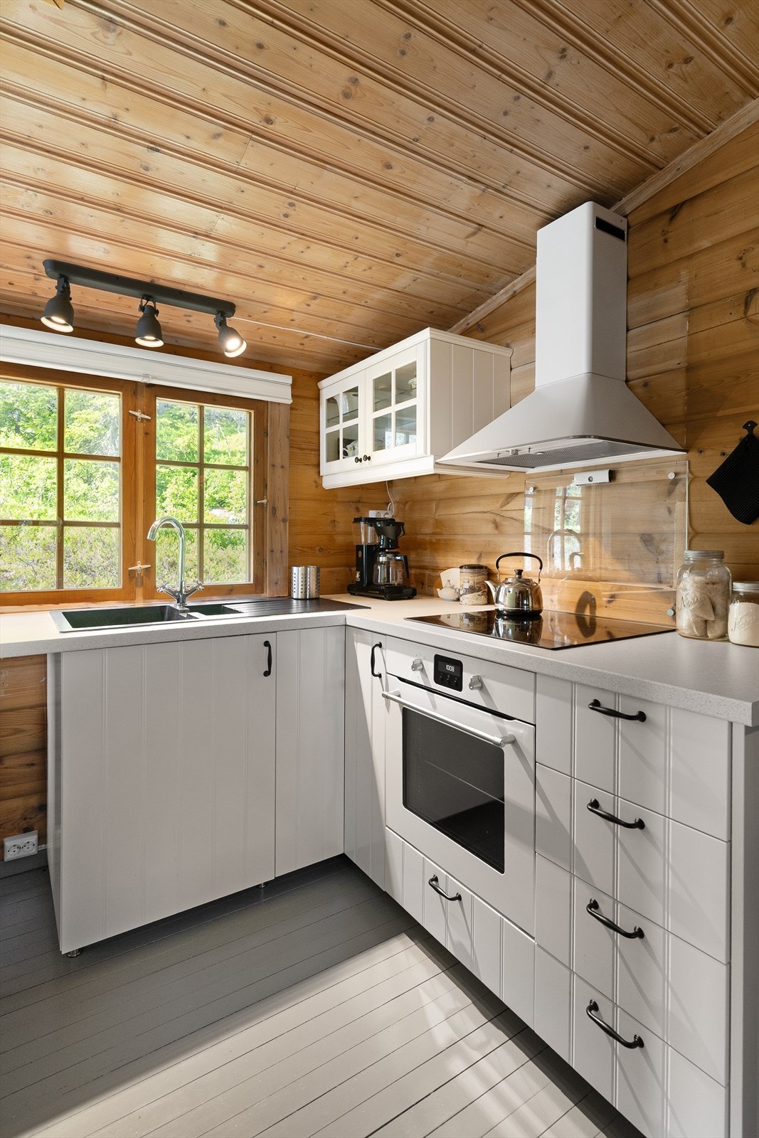 Praktisk hyttekjøkken med profilerte fronter og benkeplate av laminat. Galleribilde