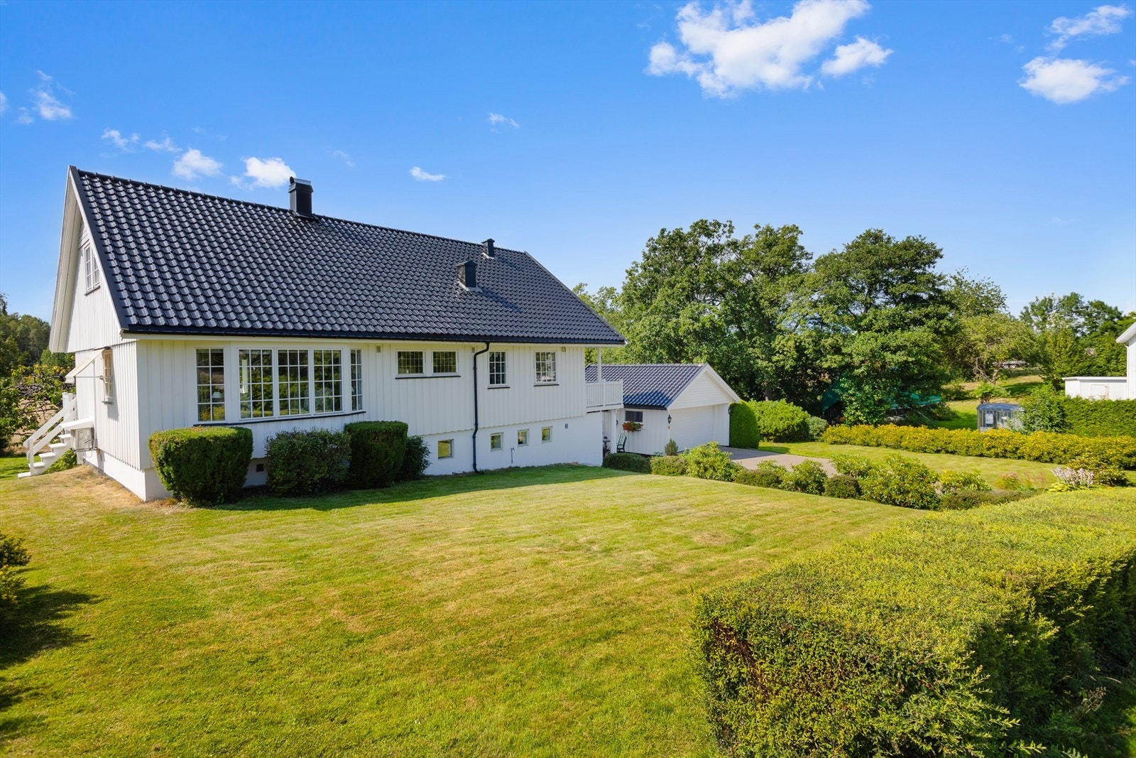 Tomten på nær 1,3 mål er i sin helhet opparbeidet og byr på et herlig og ikke minst usjenert hageanlegg med sol fra tidlig morgen til sent ut på kvelden. Galleribilde