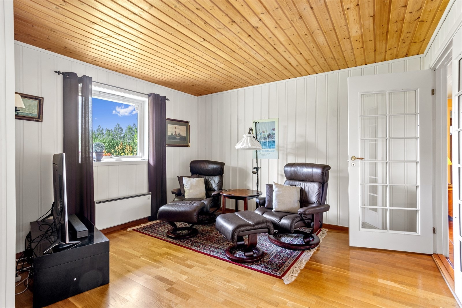 Denne stuen er et ypperlig rom dersom man enten vil trekke seg tilbake fra kjøkken-/stuesonen eller hjemmets minste ønsker sin "egen avdeling" med den praktiske plasseringen i sokkeletasjen. Galleribilde