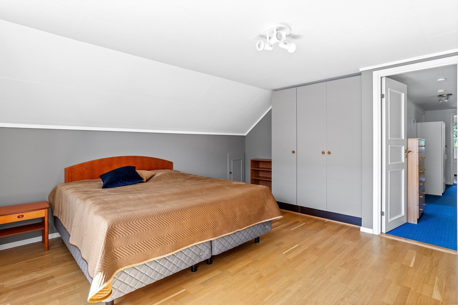 Soverommet har også plass til rikelig med oppbevaringsplass. I dette rommet medfølger det blant annet oppbevaringsskap m/overliggende benkeplate samt 3-dørs garderobeskapsrekke. Galleribilde