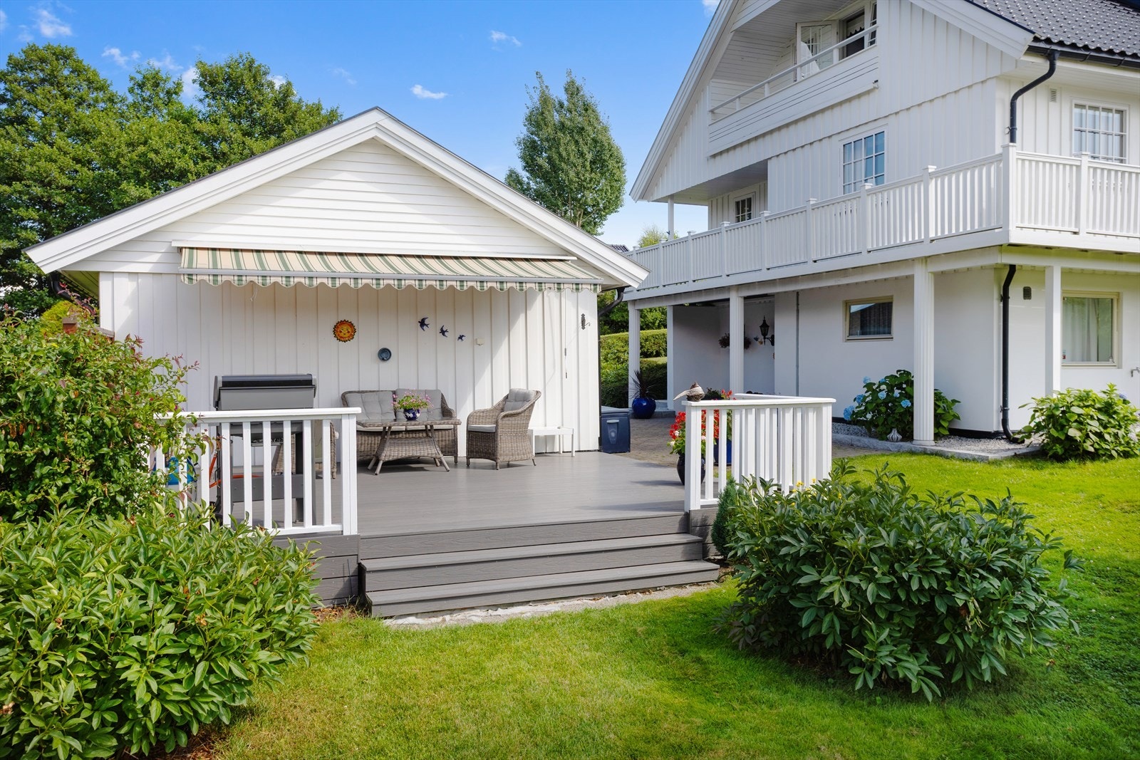 Vestveggen på garasjen gjør uteplassen lunt plassert - også her er det terrassemarkise. Galleribilde
