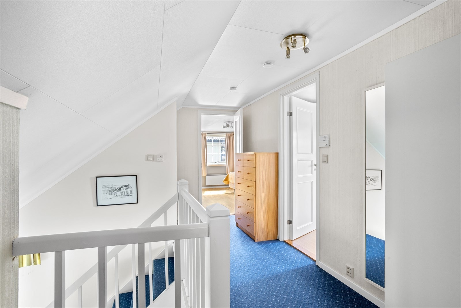 Den lyse og innbydende sove-/baderomsgangen leder inn til soverommene i 2. etasje. Her er det også plass til garderobeskap hvis ønskelig. Galleribilde