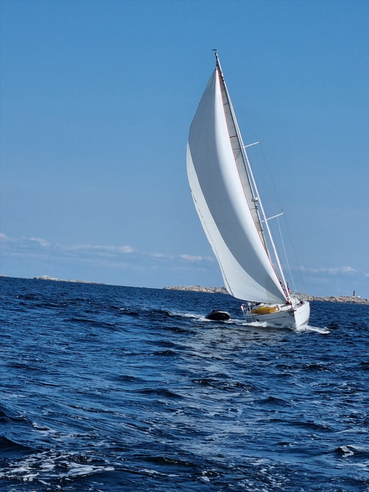 Ekenes-/Nesbryggsundet fører deg rett ut i den idyllisk fjorden med mange flotte øymuligheter i skjærgården. Galleribilde