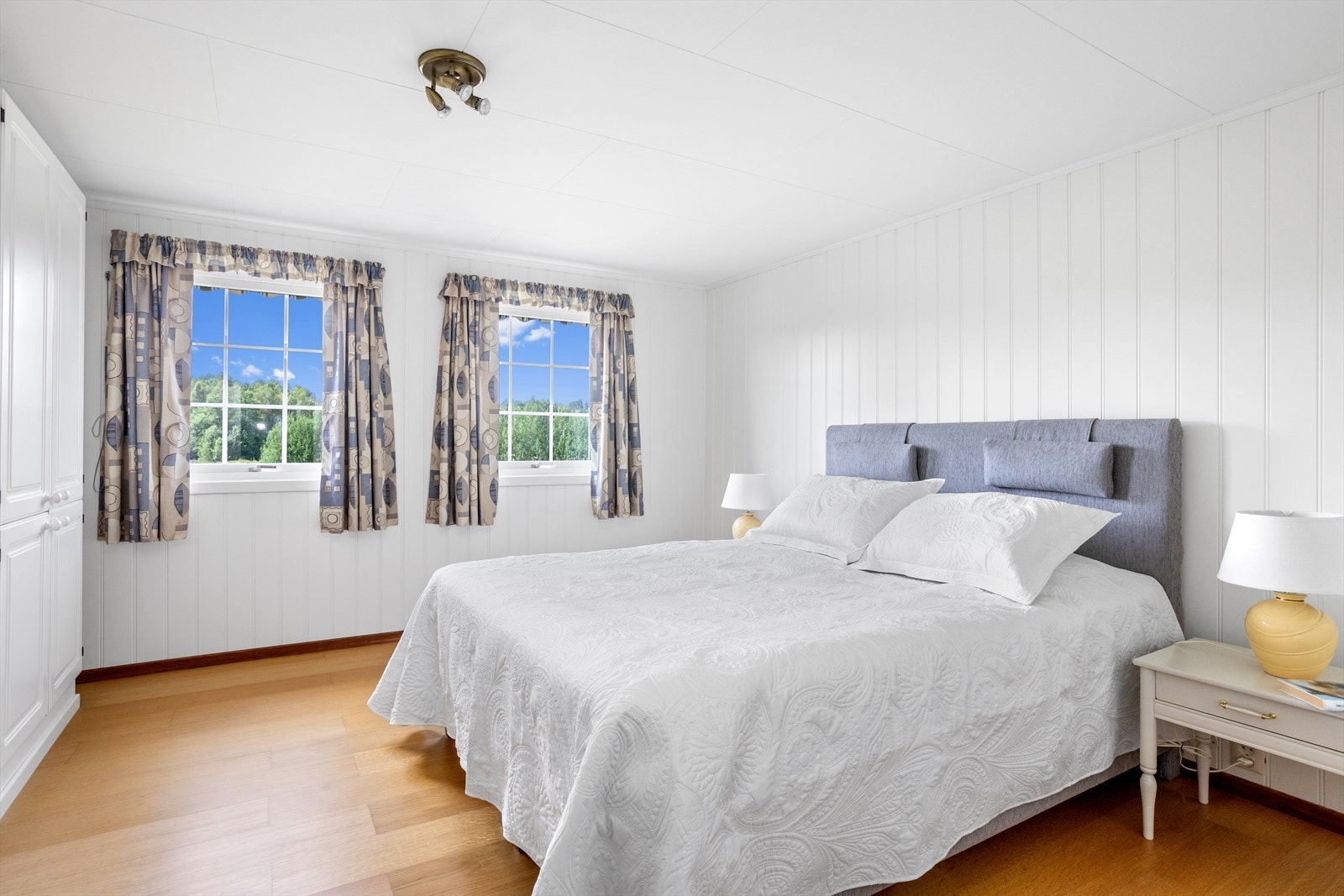 Det er god plass til dobbeltseng og nattbord på hver sin side. Hovedsoverommet har to vinduer i takoppløft mot vest! Galleribilde