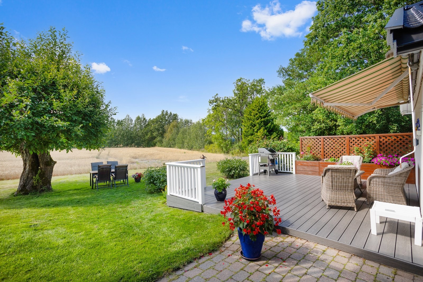 Ved eiendommens ulike terrasser og uterom kan man oppholde seg både solrikt og usjenert. Særskilt på vestsiden av eiendommen, åpenbarer det seg en praktfull og nøysommelig anlagt hagetomt som innbyr fra alt til lek og moro for hele familen. Galleribilde