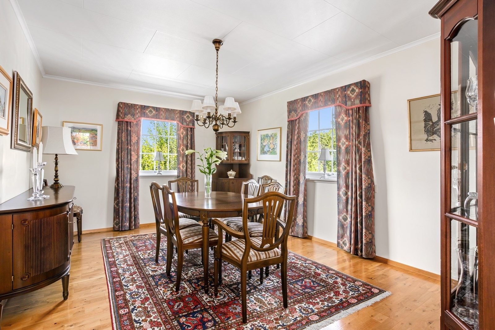 SPISESTUE med inngang både fra hjemmets kjøkken samt fra bibliotek/mediarom. Galleribilde