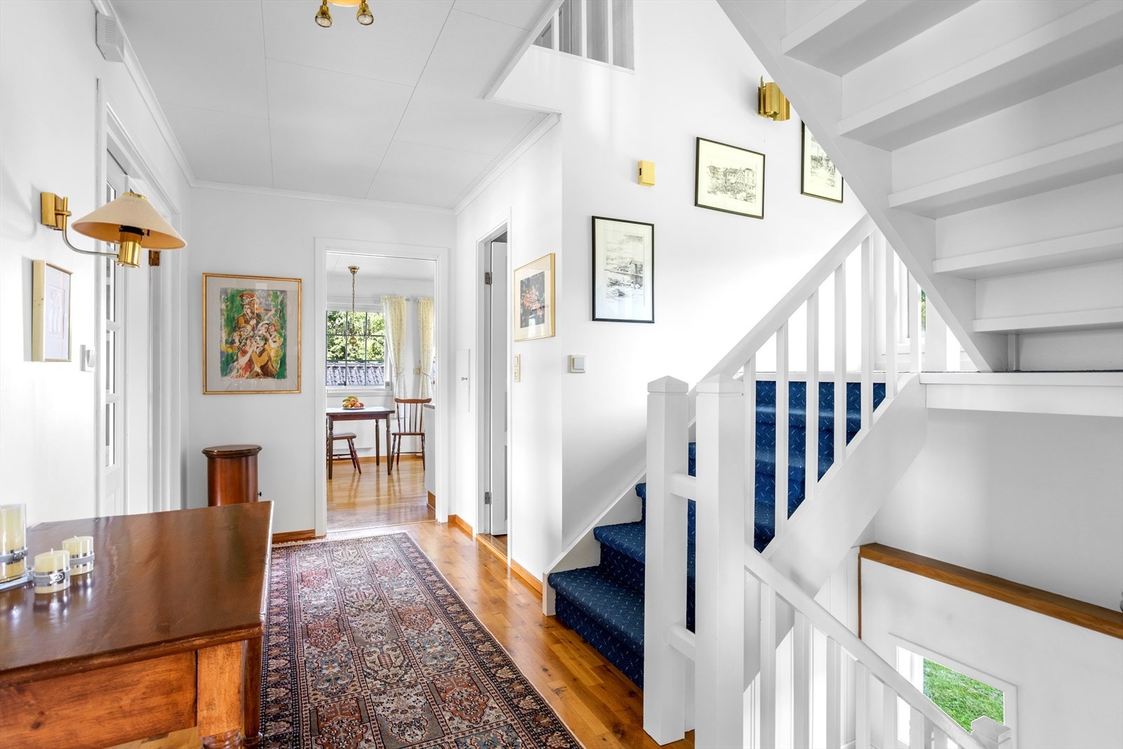 Huset er oppført over tre etasjer med gjennomgående arealgenerøse og "luftige" rom Galleribilde