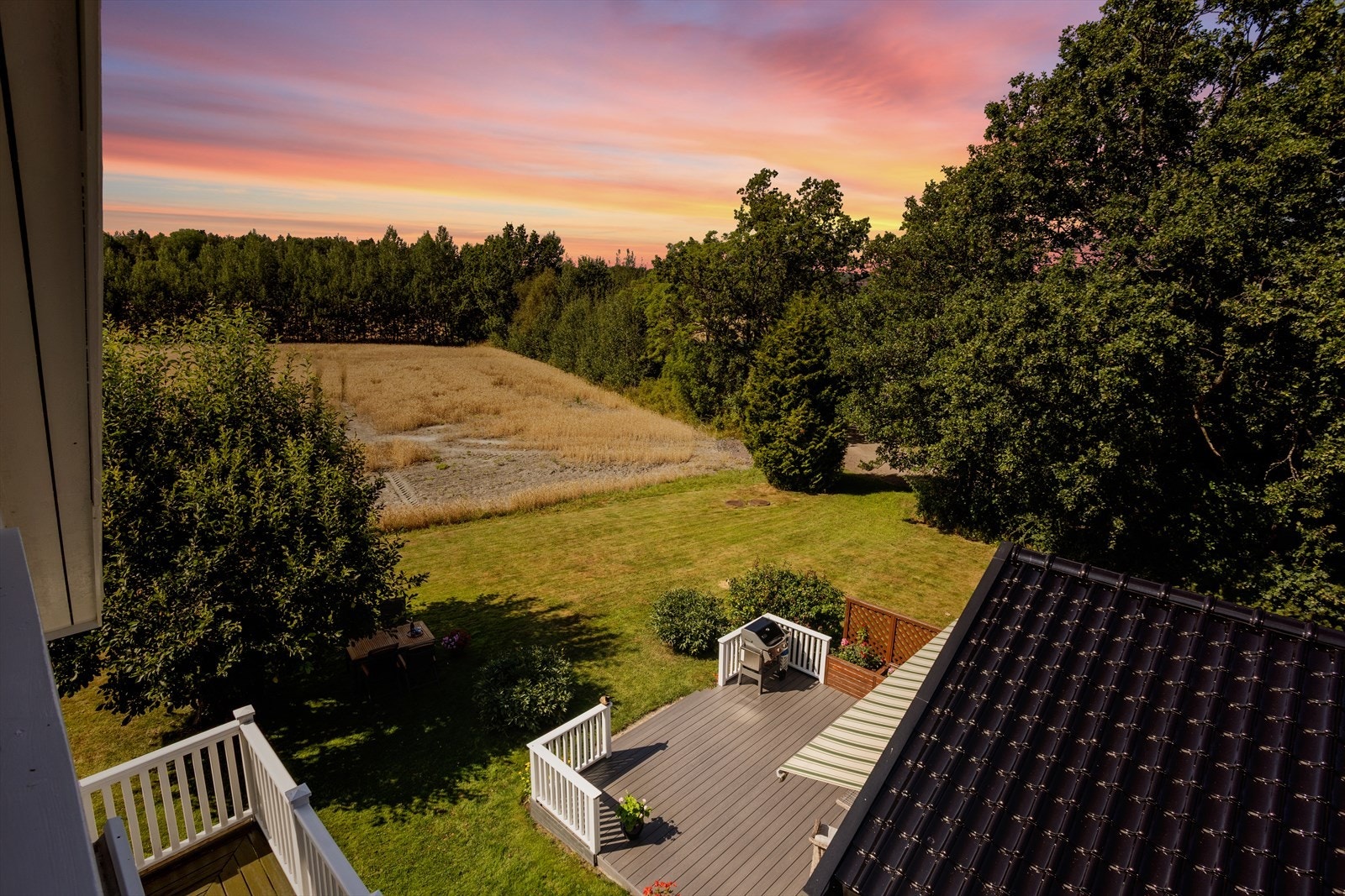 Eiendommen har en svært pent opparbeidet tomt som gir et godt førsteinntrykk. Galleribilde