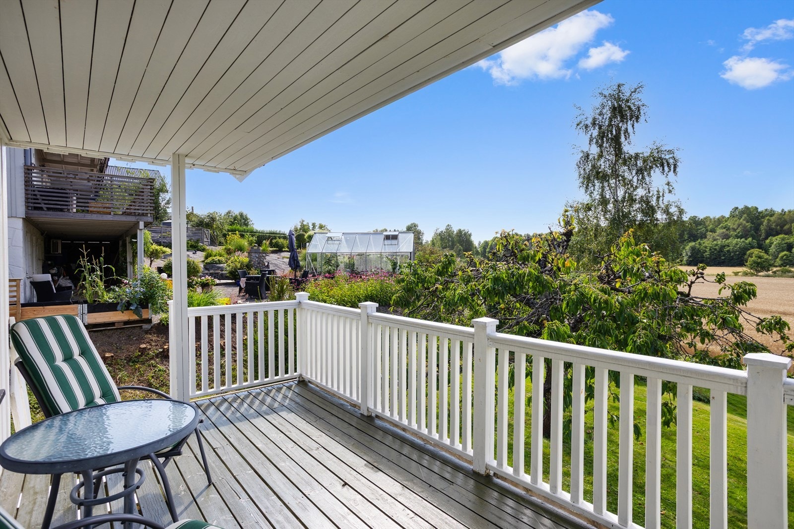 Ut for hovedetasjen er opparbeidet sammenhengende uteplasser med tregulv og rekkverk av tre som danner lune og skjermede uterom hvor man kan nyte sol og utevær fra morgen til kveld. Galleribilde