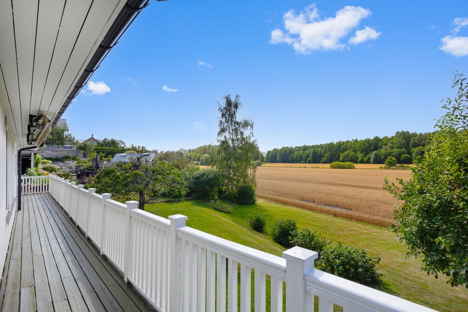 Hovedterrassen starter ved husets syd-vestre hjørne og strekker seg deretter langs hele husets vestside og nordside. Herlig og solrik terrasse som er pent tilpasset både huset og uteterrenget. Galleribilde