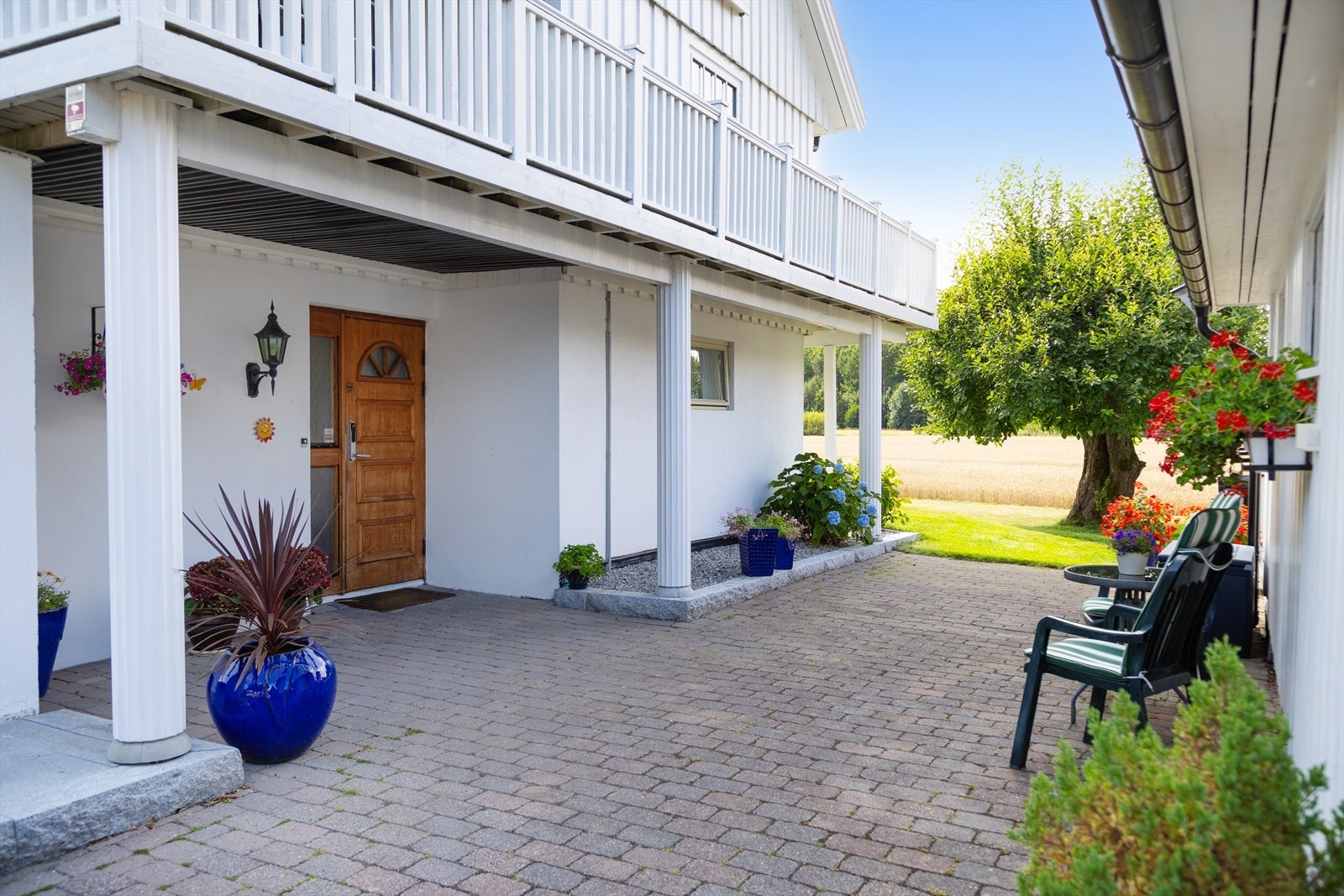 Inngangspartiet er overbygget og skjemet av terrassen på nordsiden. Galleribilde