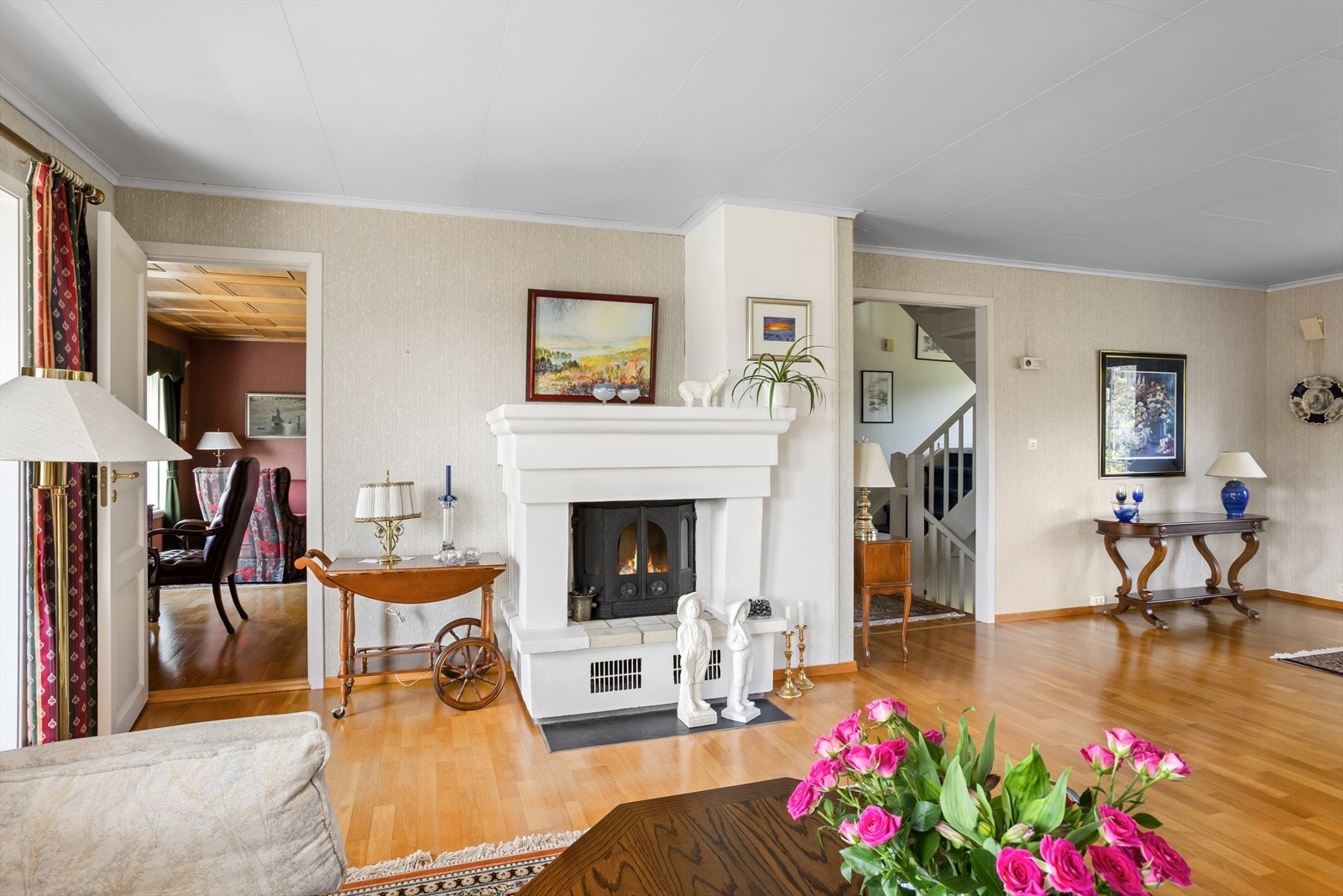 Den klassiske murpeisen med peisinnsats tar liten plass og gir deilig varme på mørke vinterkvelder. Peisen er strategisk plassert med tanke på innsyn fra de ulike av oppholdssonene i rommet. Galleribilde