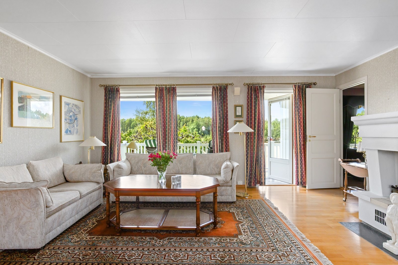 I vest sørger store og dype vinduer for flott utsikt mot naturlandskapet. Her er også rommets verandadør plassert, her ledes man ut til den flotte hovedterrassen. Galleribilde