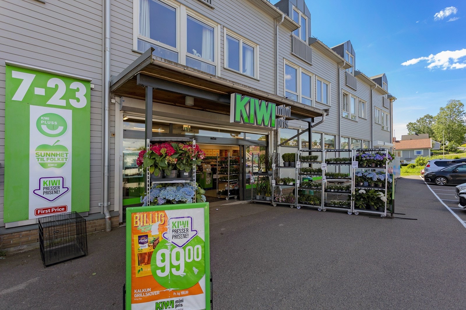 Det er kort vei til nærsenter på Hjemseng med bl.a. Kiwi dagligvareforretning, spisested og bensinstasjon. Galleribilde