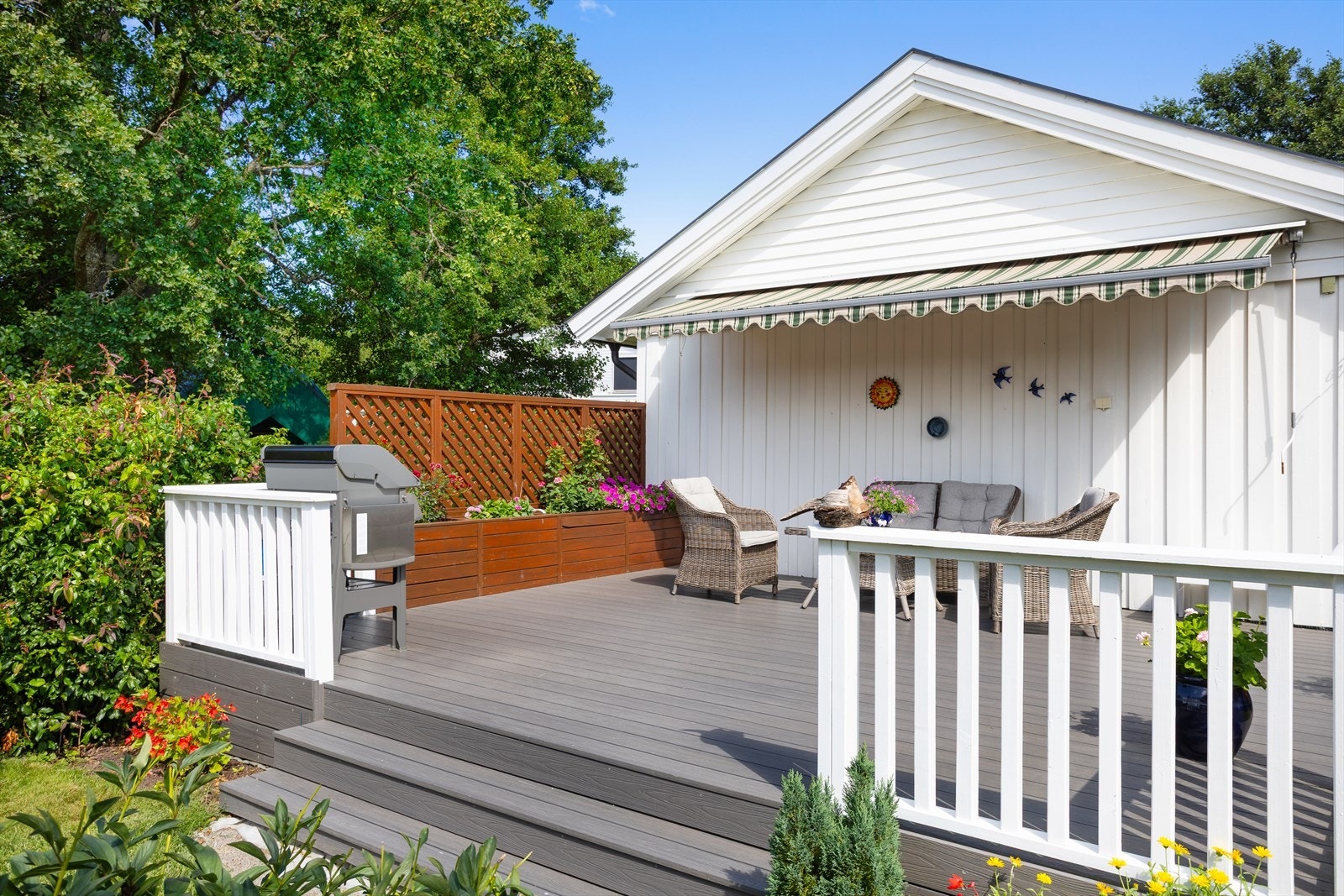 Med sin gode størrelse, innbyr uteplassene både til soner for utekjøkken med grilling, lune solkroker og massevis av plass til utemøbler. Galleribilde