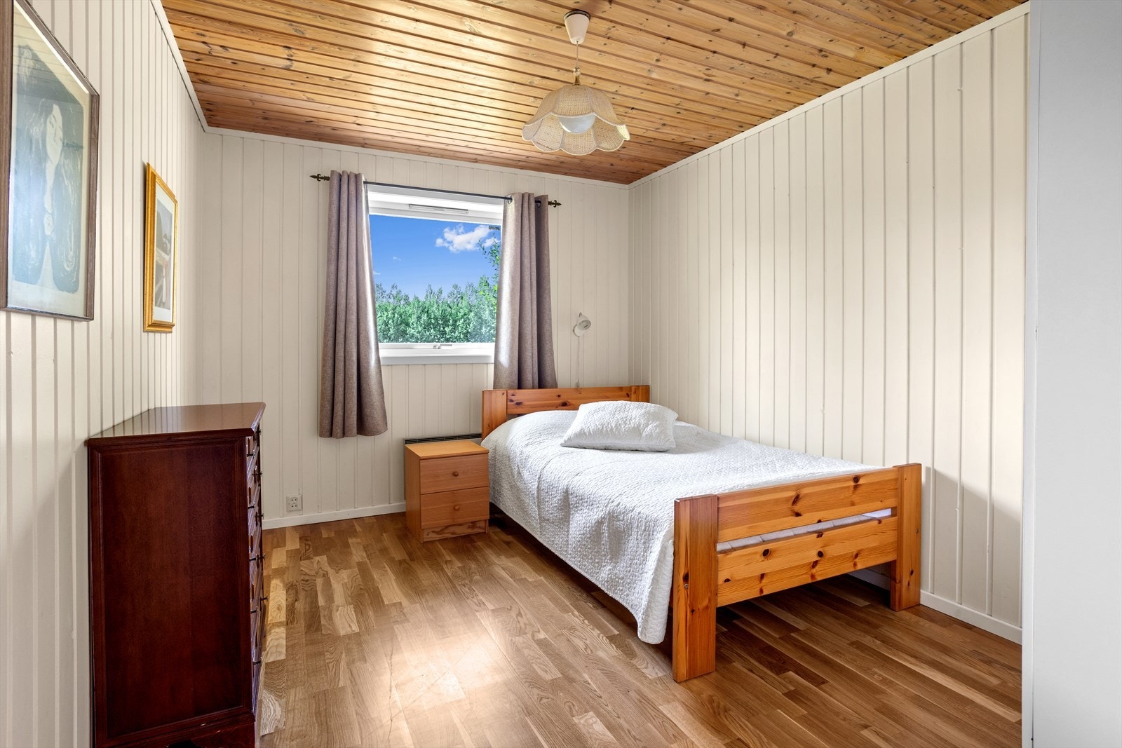 Stort vindu mot hagen i vest gir fint innslipp av naturlig dagslys. Galleribilde