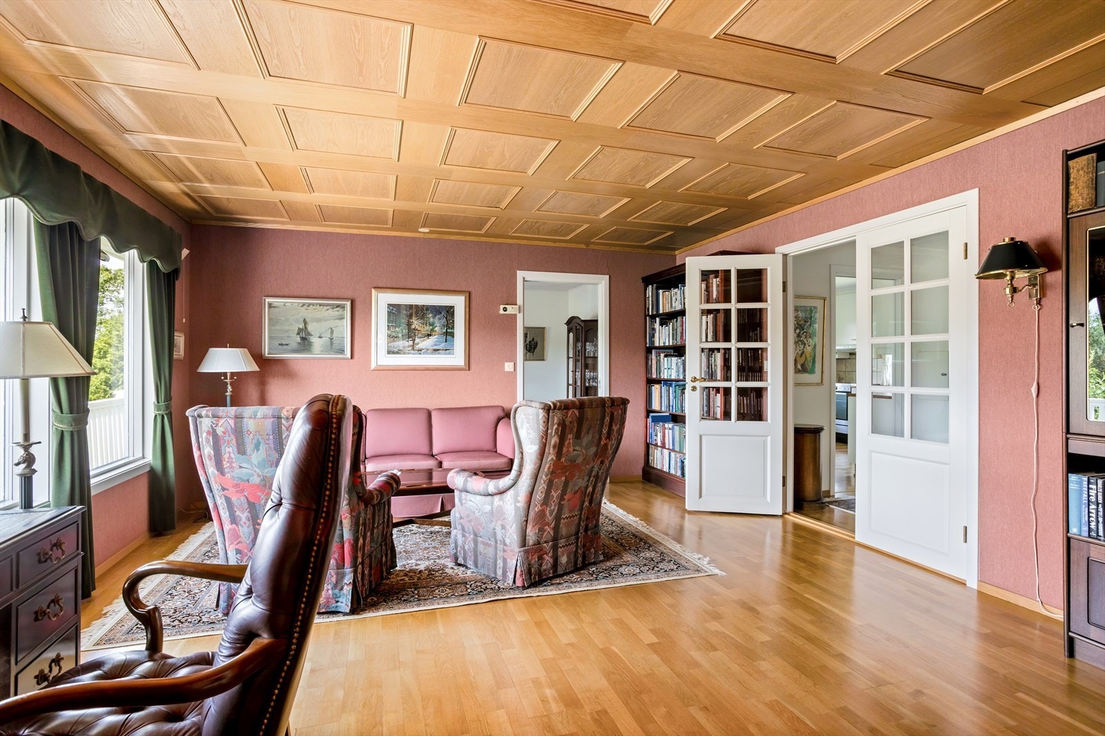 Stort BIBLIOTEK/MEDIAROM med store vinduer mot vest samt tilkomst både fra gang via dobbeltfløyet glassdør samt fra hovedstuen. Galleribilde