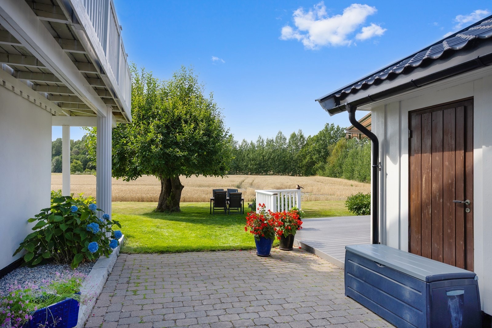 Adkomstområdet, også sonen mellom huset og garasjen, er belagt med belegningsstein. Galleribilde