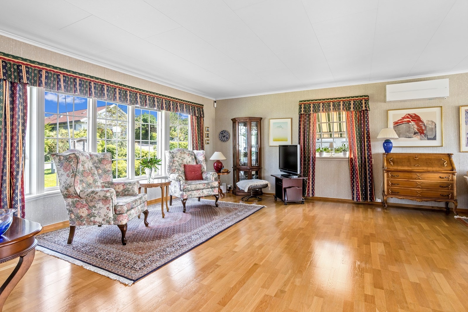 Rommets størrelse og utforming muliggjør fleksible møbleringsmuligher hvor det er godt med plass til ulike møbelgrupper, både sofa-/loungmøbler og evt. spisestuebord dersom det skulle være ønskelig. Galleribilde