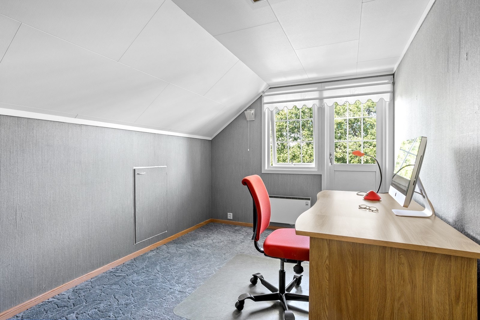 Det tredje soverommet i 2. etasje ligger vegg-i-vegg med baderommet, med vinduer mot nord. Galleribilde