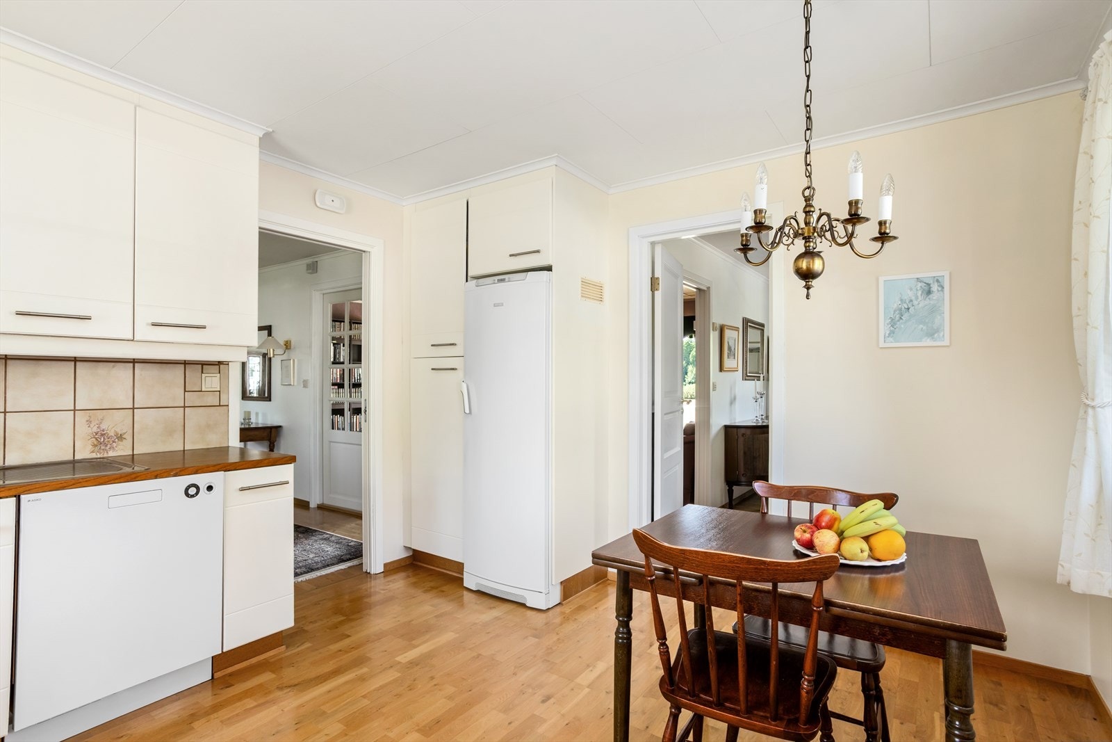 Under det ene vinduet på kjøkkenet er det sone for en mindre spiseplass. Galleribilde