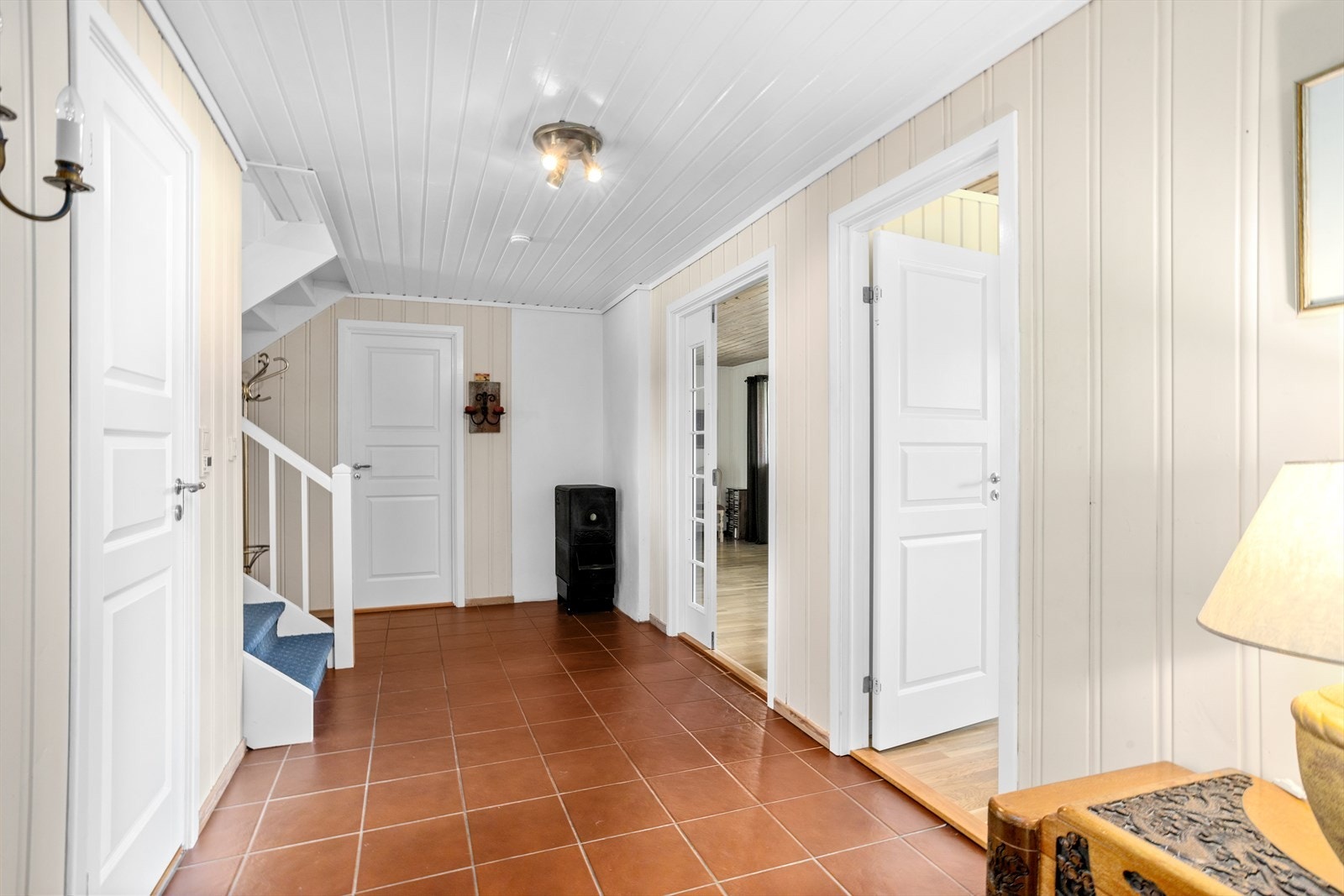 I hallen er det god plass til f.eks. garderobeskap eller annet type klesoppbevaringsmøbler. Det er lagt praktiske fliser i begge rom. Galleribilde