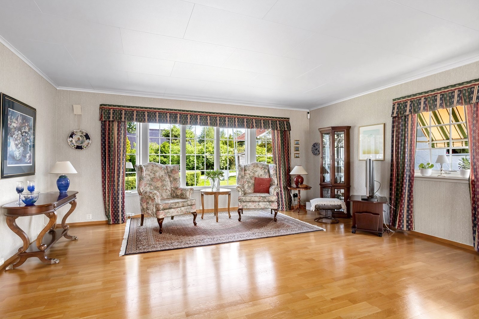 Hovedetasjen har imponerende løsning med hele tre stuer i tillegg til det romslige kjøkkenet. Hovedstuen, plassert lengst inn i hovedetasjen med vinduer mot vest-syd-nord, er romslig og møbleringsvennlig. Galleribilde