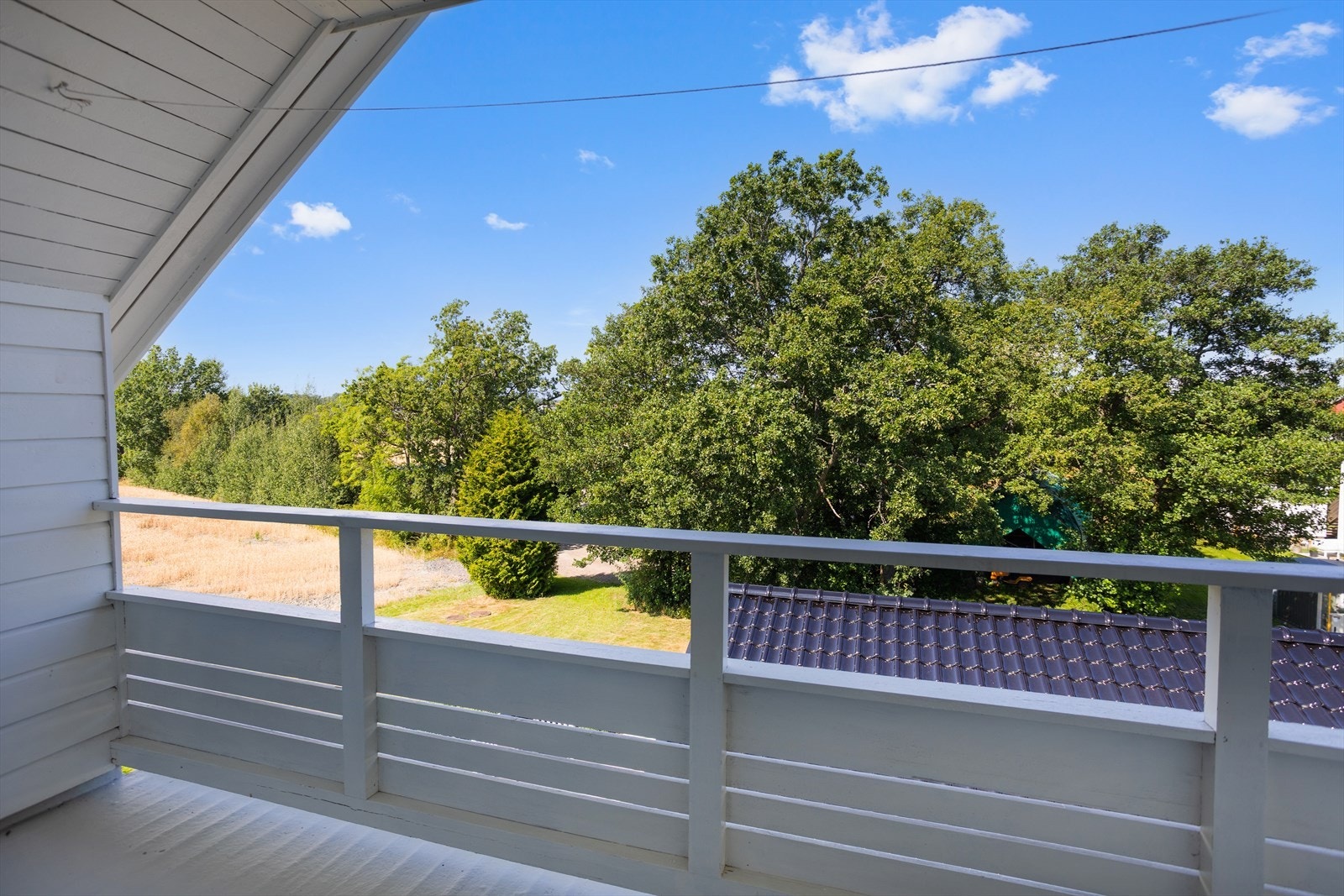 Luftebalkongen, med utgang fra et av soverommene i 2. etasje, er inntrukket i bygningskroppen. Dette tilhører huset en skjermet, lun og flott balkong med sidevegger og overbygget tak. Galleribilde