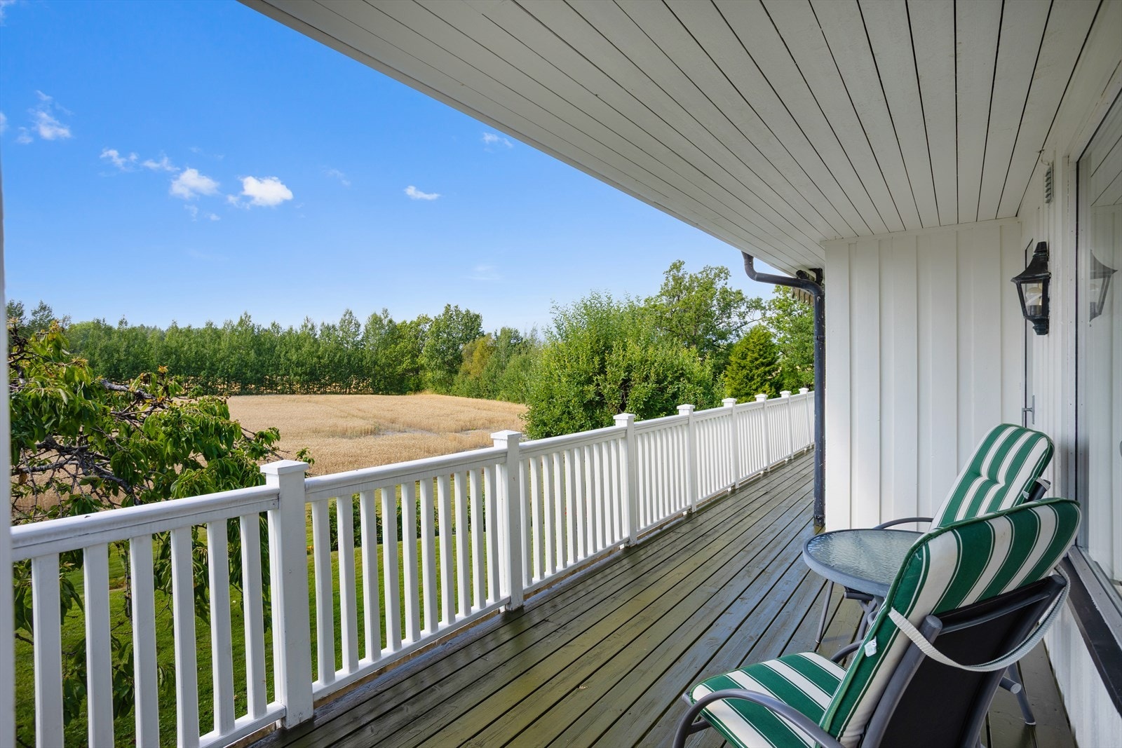 Uteplassene "utvider" stue-/kjøkkensonen i hovedetasjen på et suverent vis i sommerhalvåret. Galleribilde