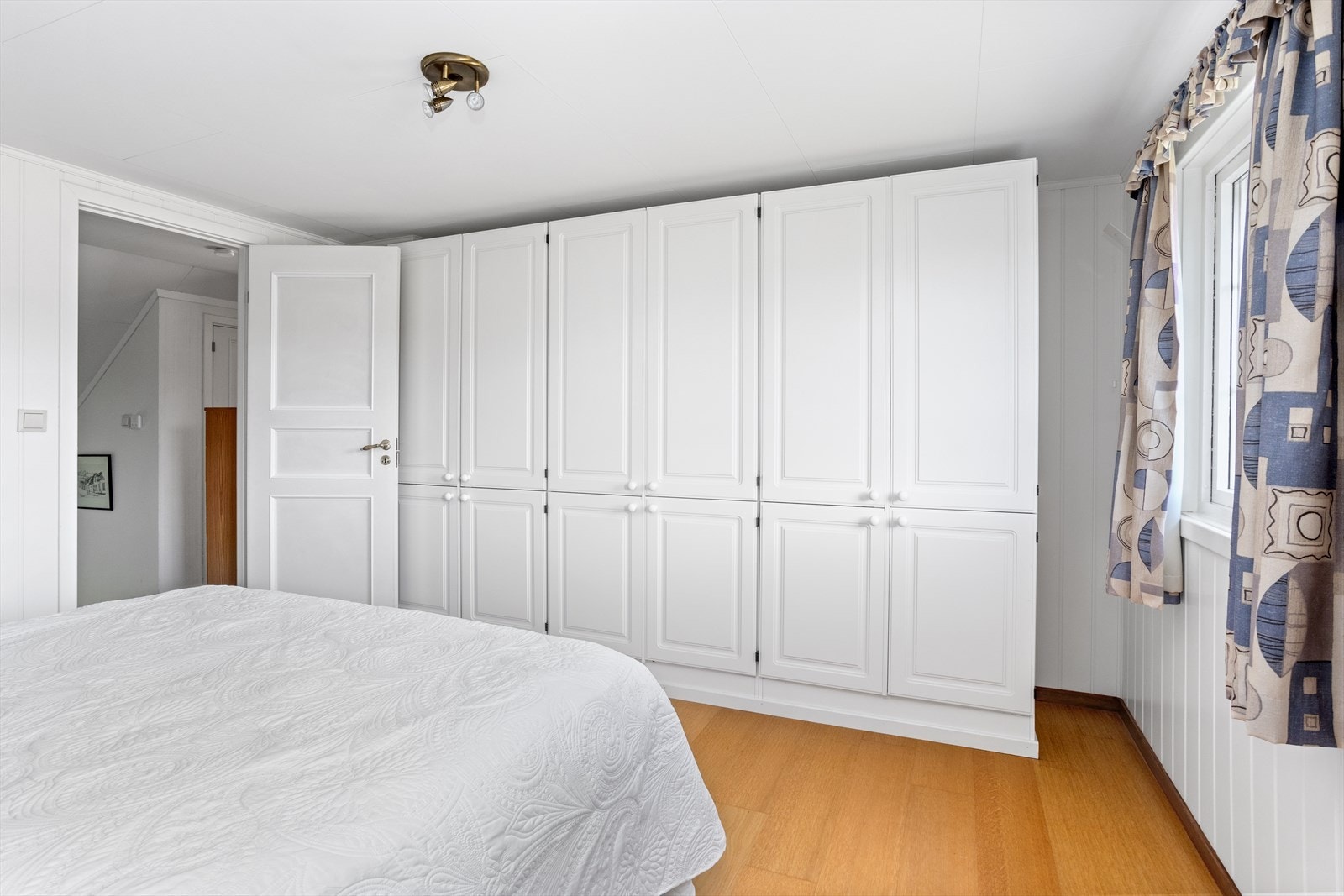 Hovedsoverommet, plassert i senter at etasjen, er oppgradert i nyere tid med blant annet en-stavs eikeparkett. Pent tilpasset 6-dørs todelte garderobeskap med plassbygde sokkellister hvor det er lett å holde god orden for klær og skotøy. Galleribilde