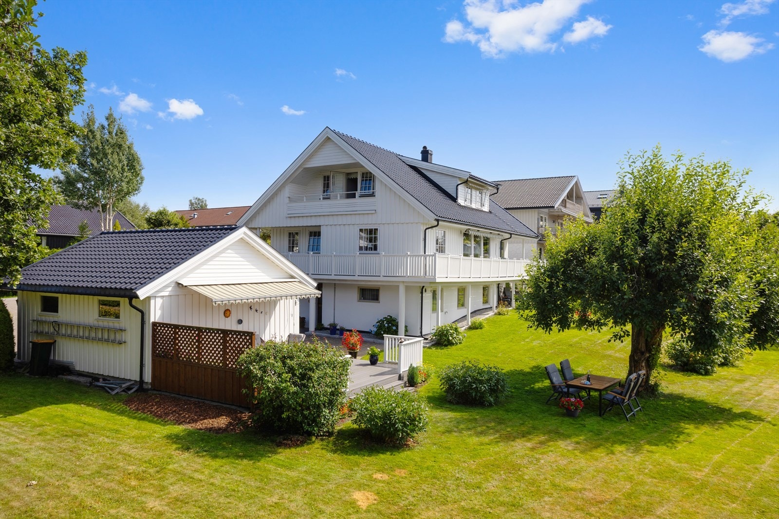 Eiendommen har en svært pent opparbeidet tomt som gir et godt førsteinntrykk. Galleribilde