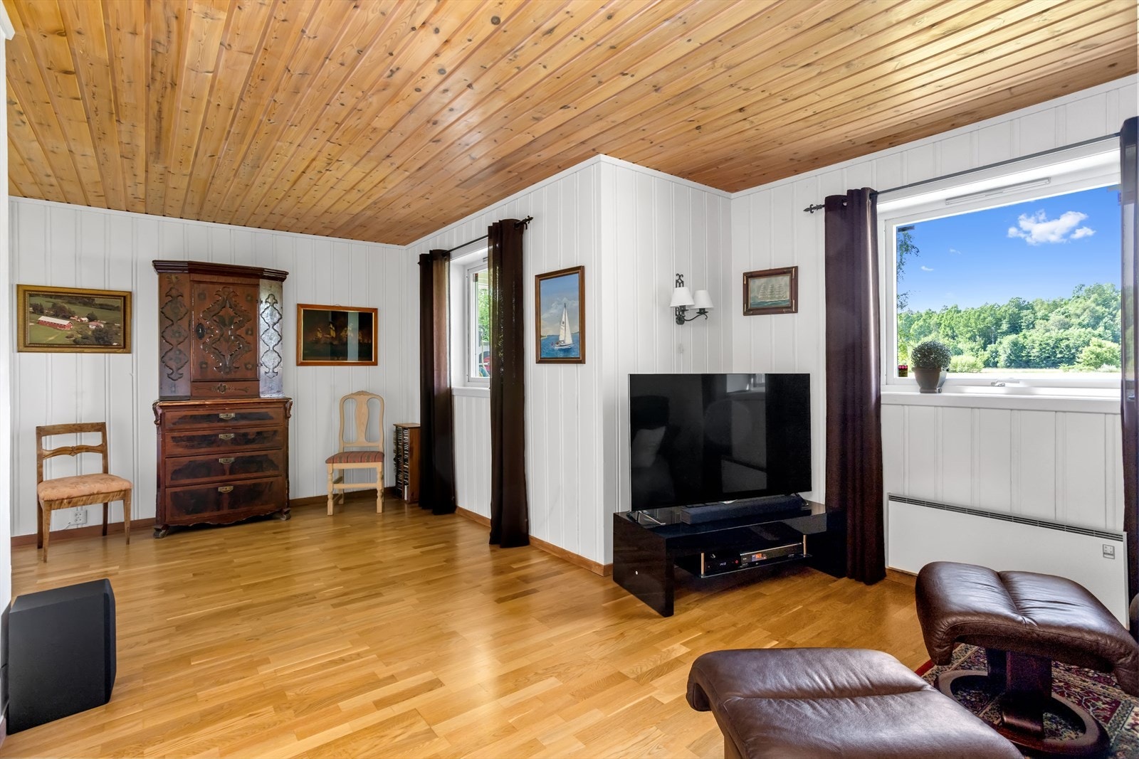 Her bys det på et allsidig og flerbruksvennlig rom. Dette rommet ligger fint og skjermet fra hjemmets hovedoppholdssoner i etasjen over, med adkomst fra glassdør i hall/gangen. Det er plass til både sofa-/loungemøbler og arbeidsplass hvis ønskelig. Galleribilde