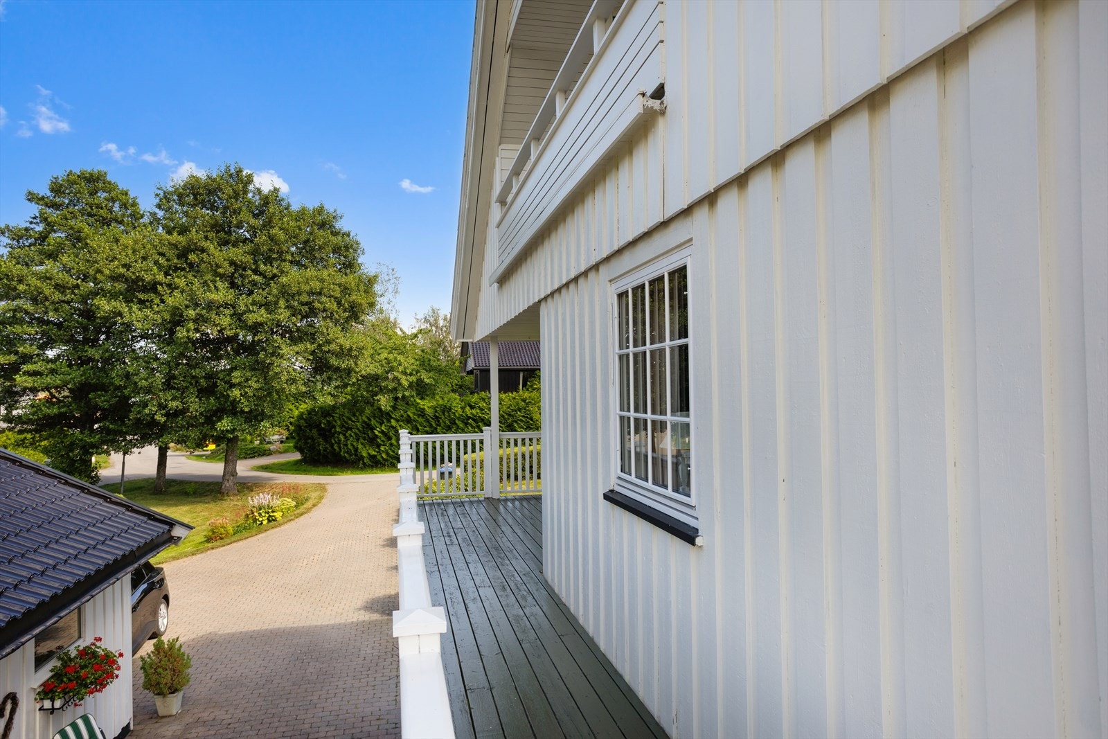 Terrassearrangementet har tilkomst både fra trapp i hagen og fra flere av oppholdsrommene i hovedetasjen. Galleribilde