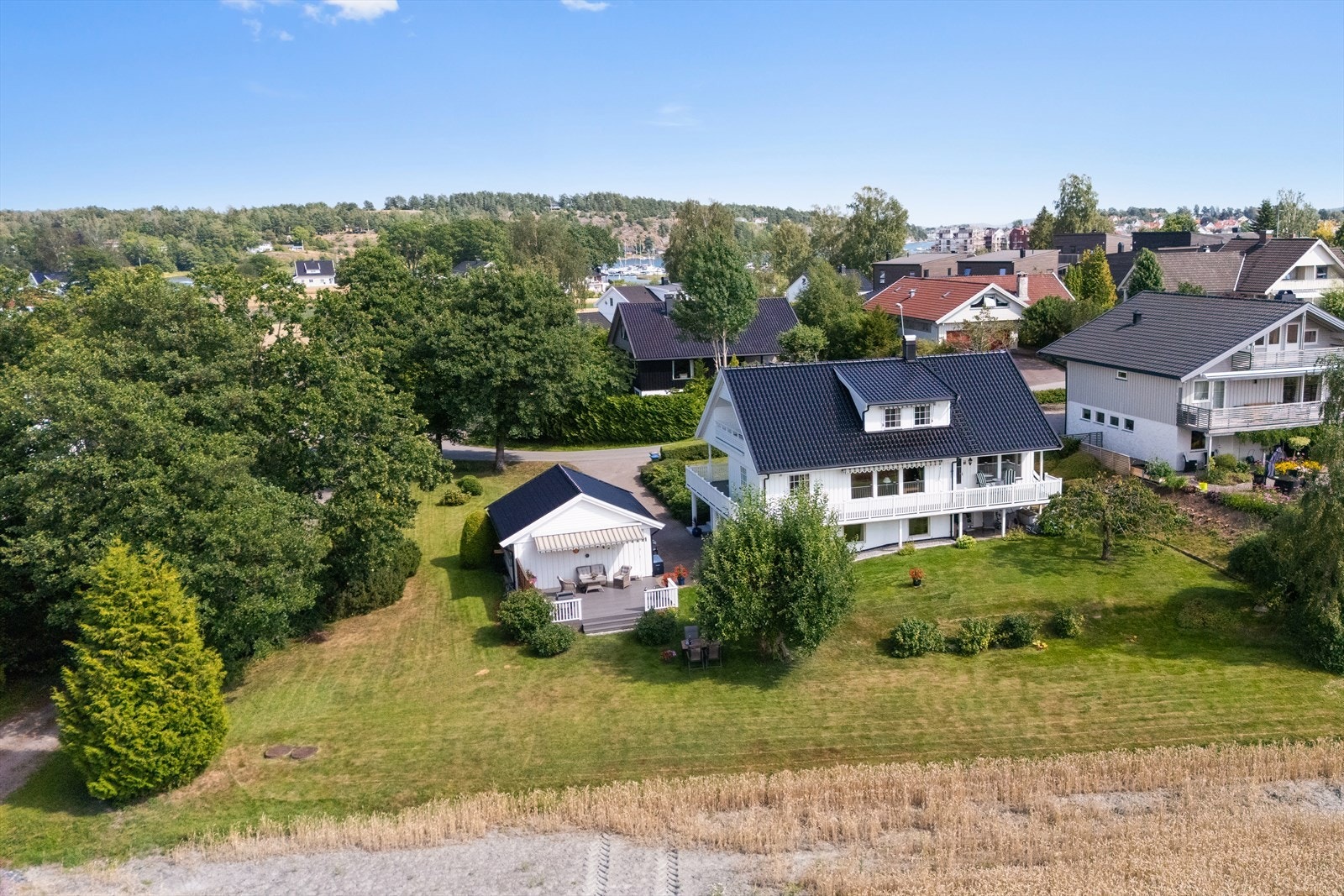 Eiendommen vender ut mot innmark og naturskjønt område i vest så dette er virkelig beliggheten for deg som søker det sentrale men likevel fredelige i en og samme eiendom. Galleribilde